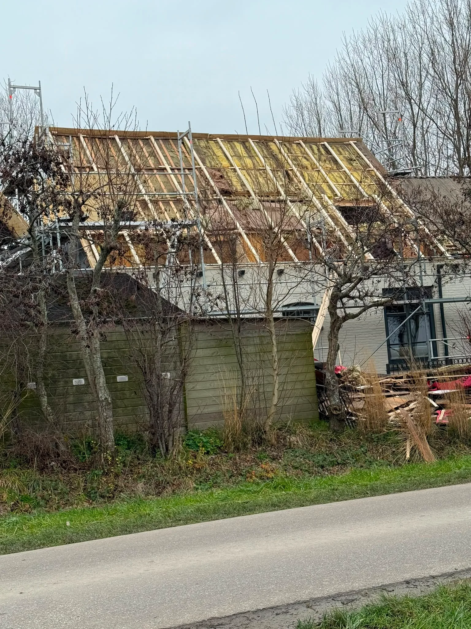 Dakrenovatie woonhuis met nieuwe dakstructuur