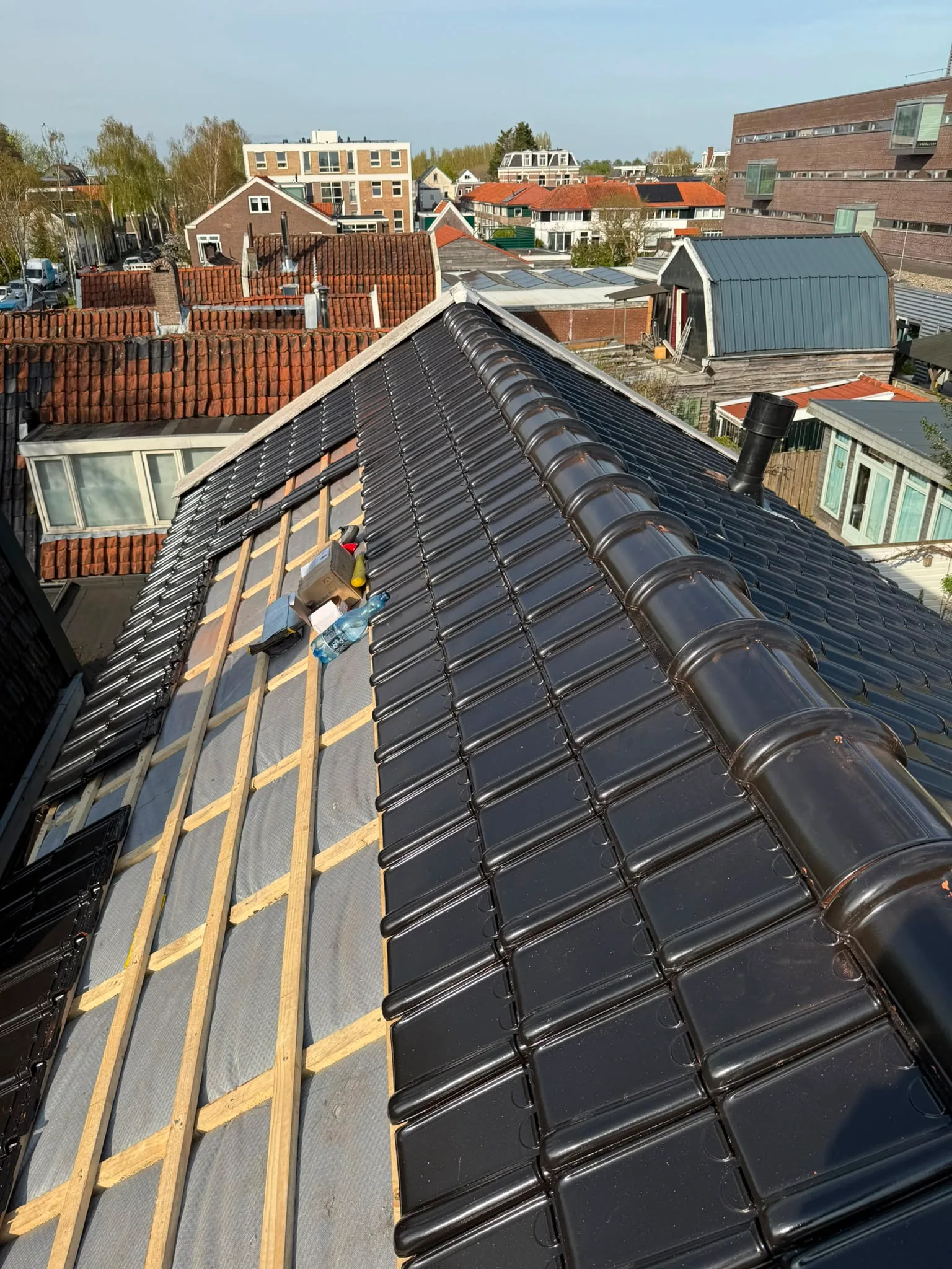 Dakrenovatie met zwarte dakpannen