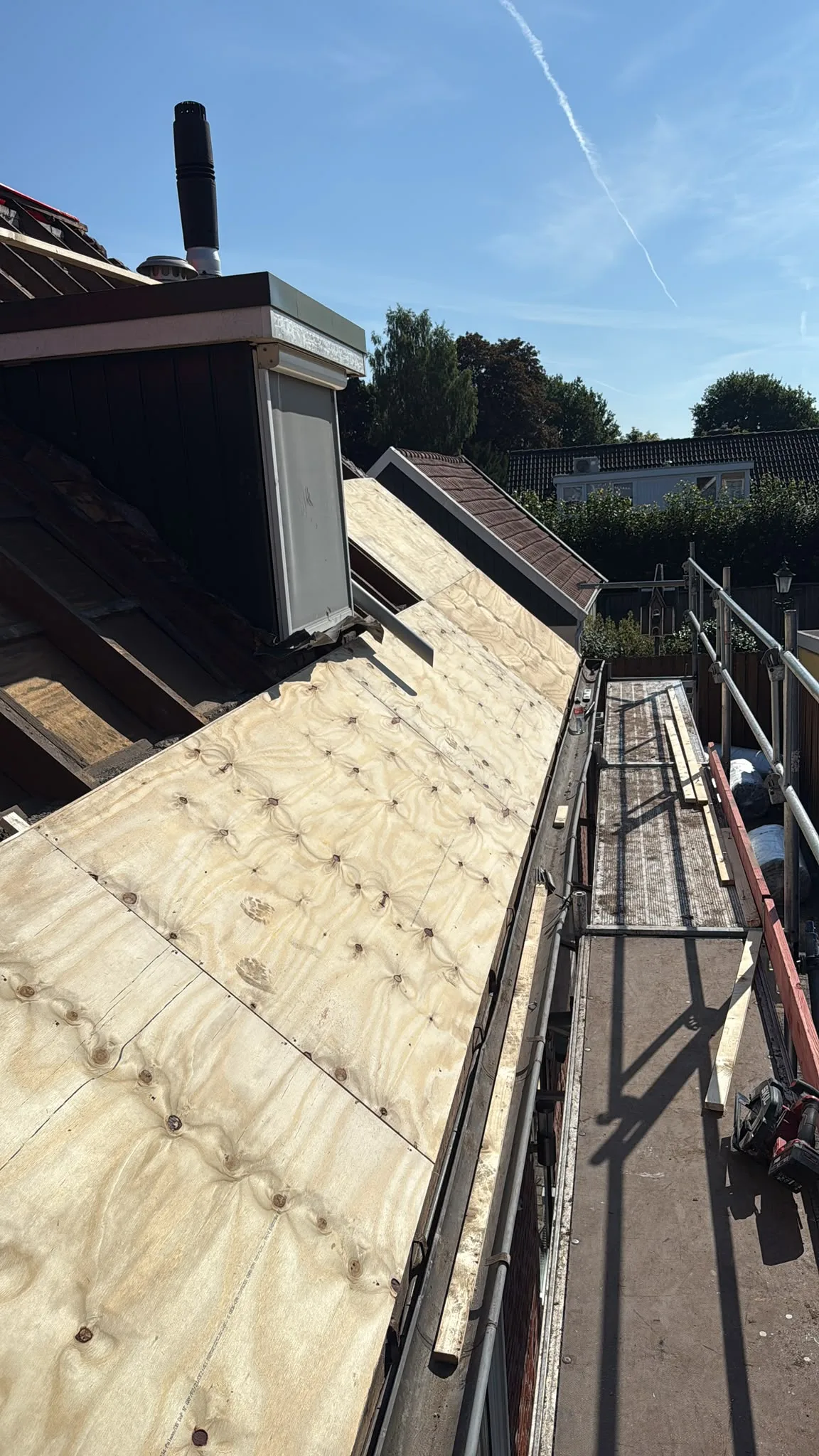 Dakrenovatie onder bescherming en steigering