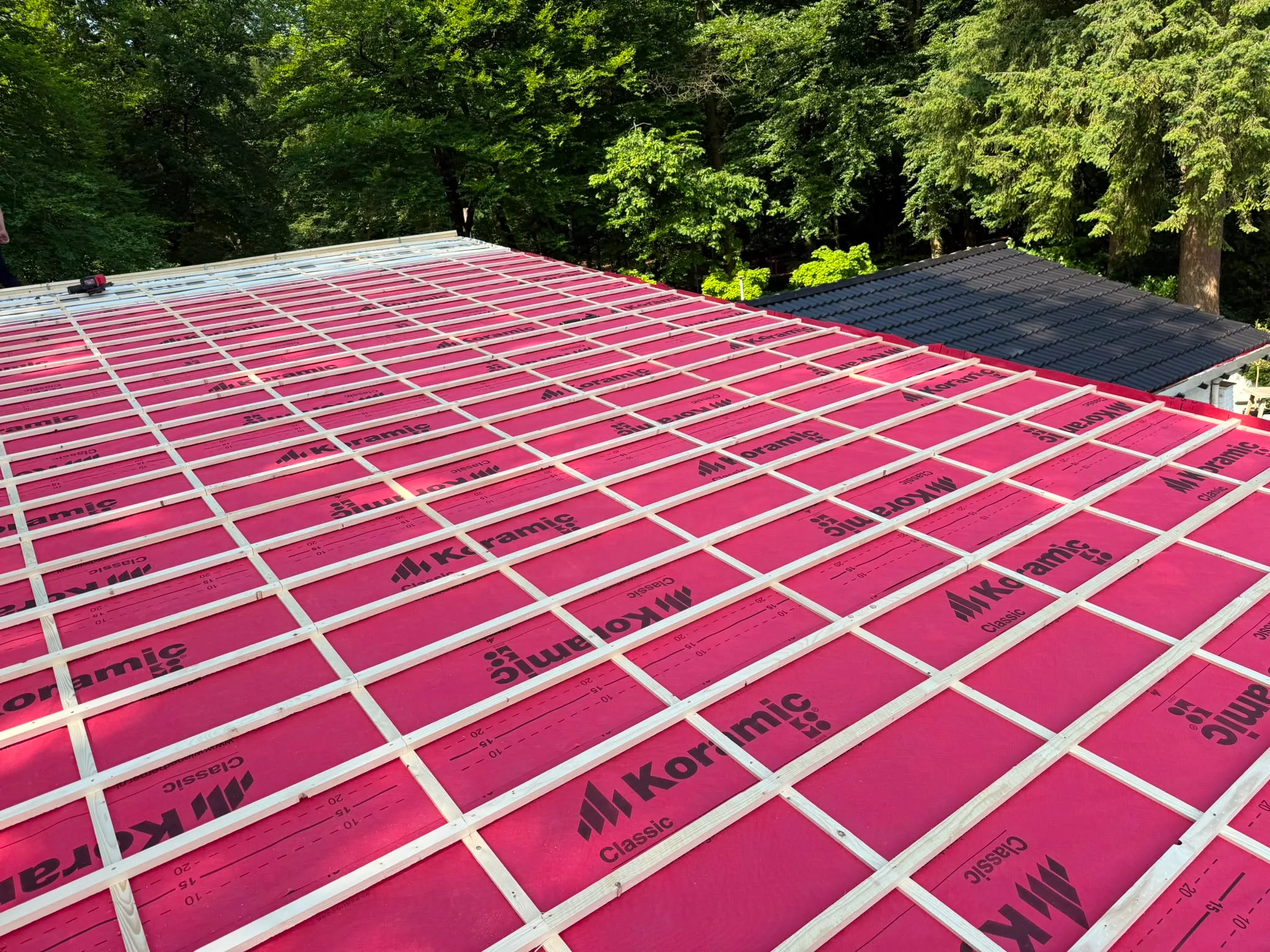 Dakrenovatie project met rode dakbedekking