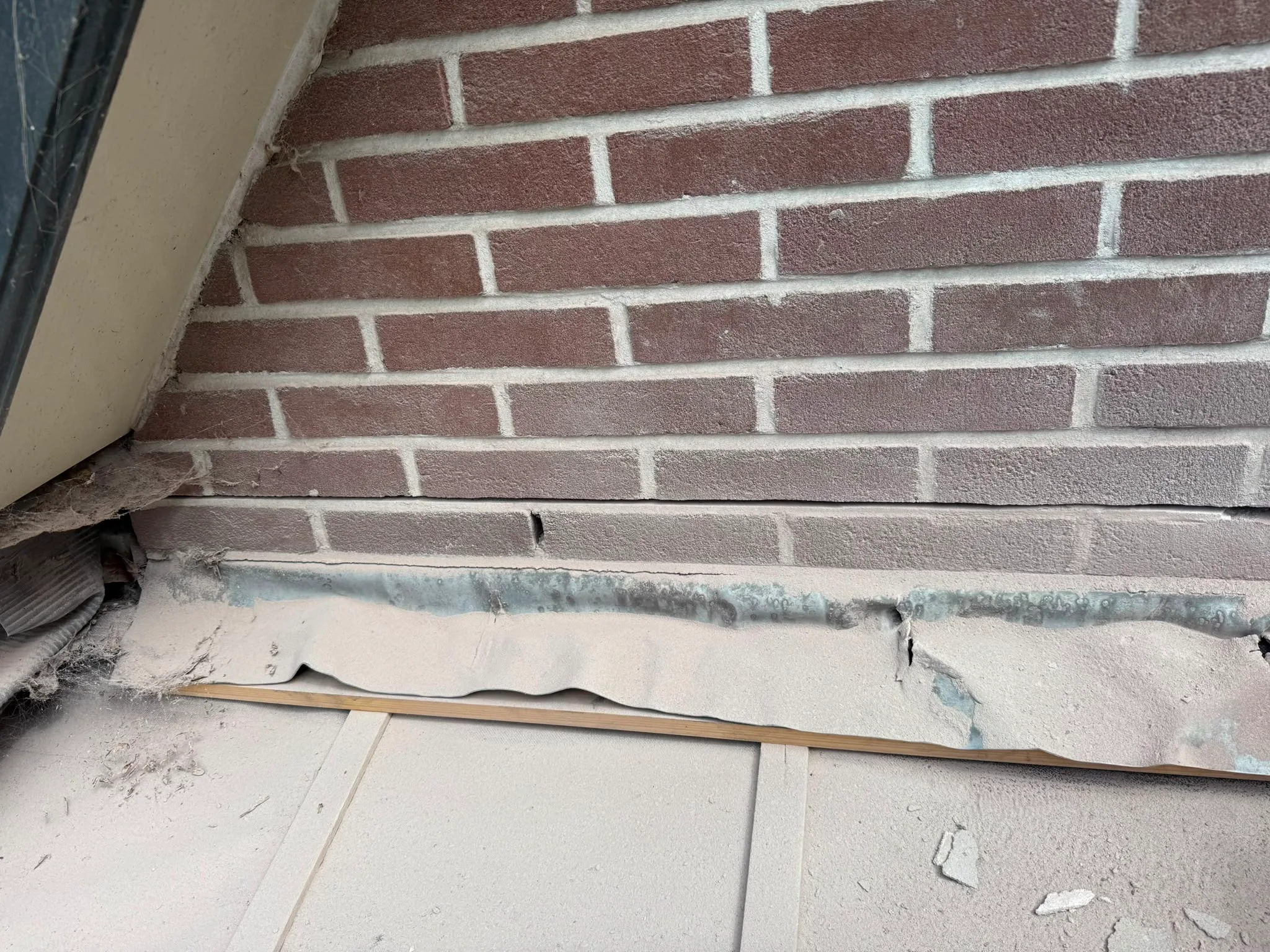 Dakbedekking vernieuwing langs bakstenen muur