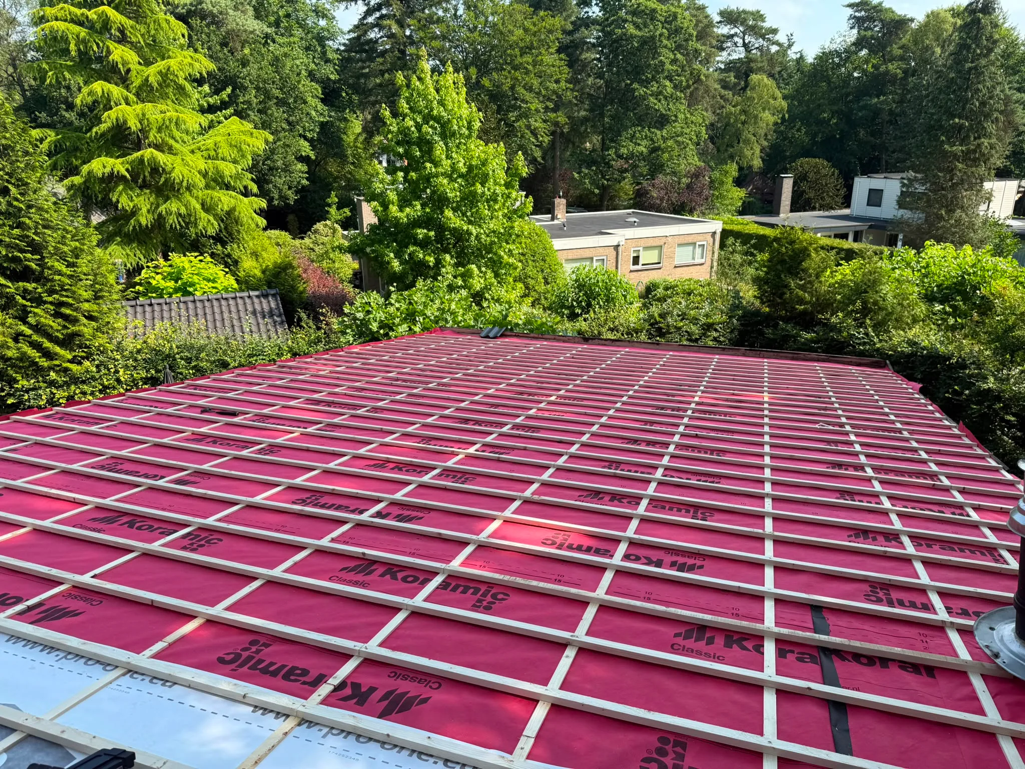 Nieuw rood dak met stalen raamwerk gerenoveerd