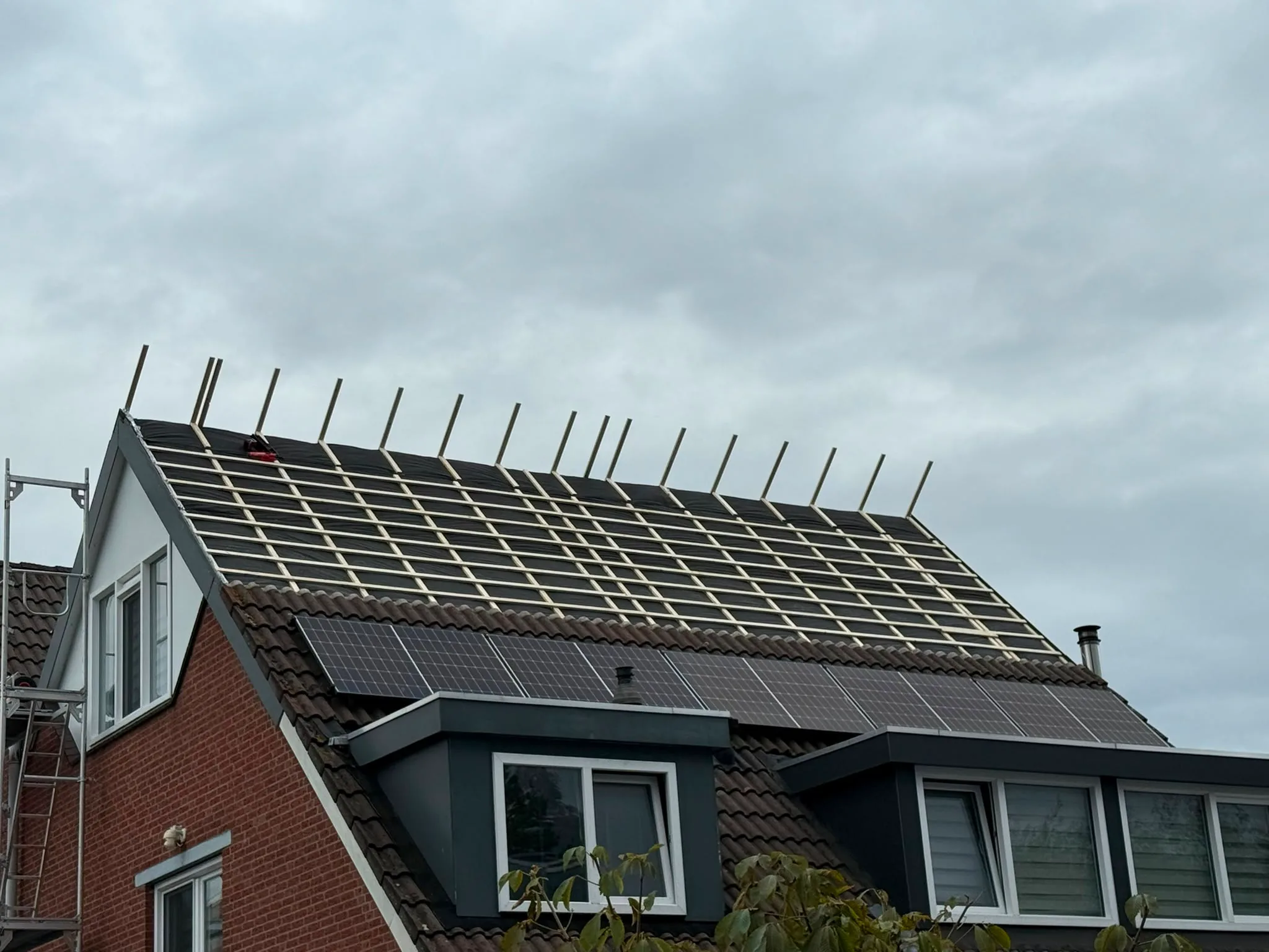 Dakrenovatie met zonnepanelen