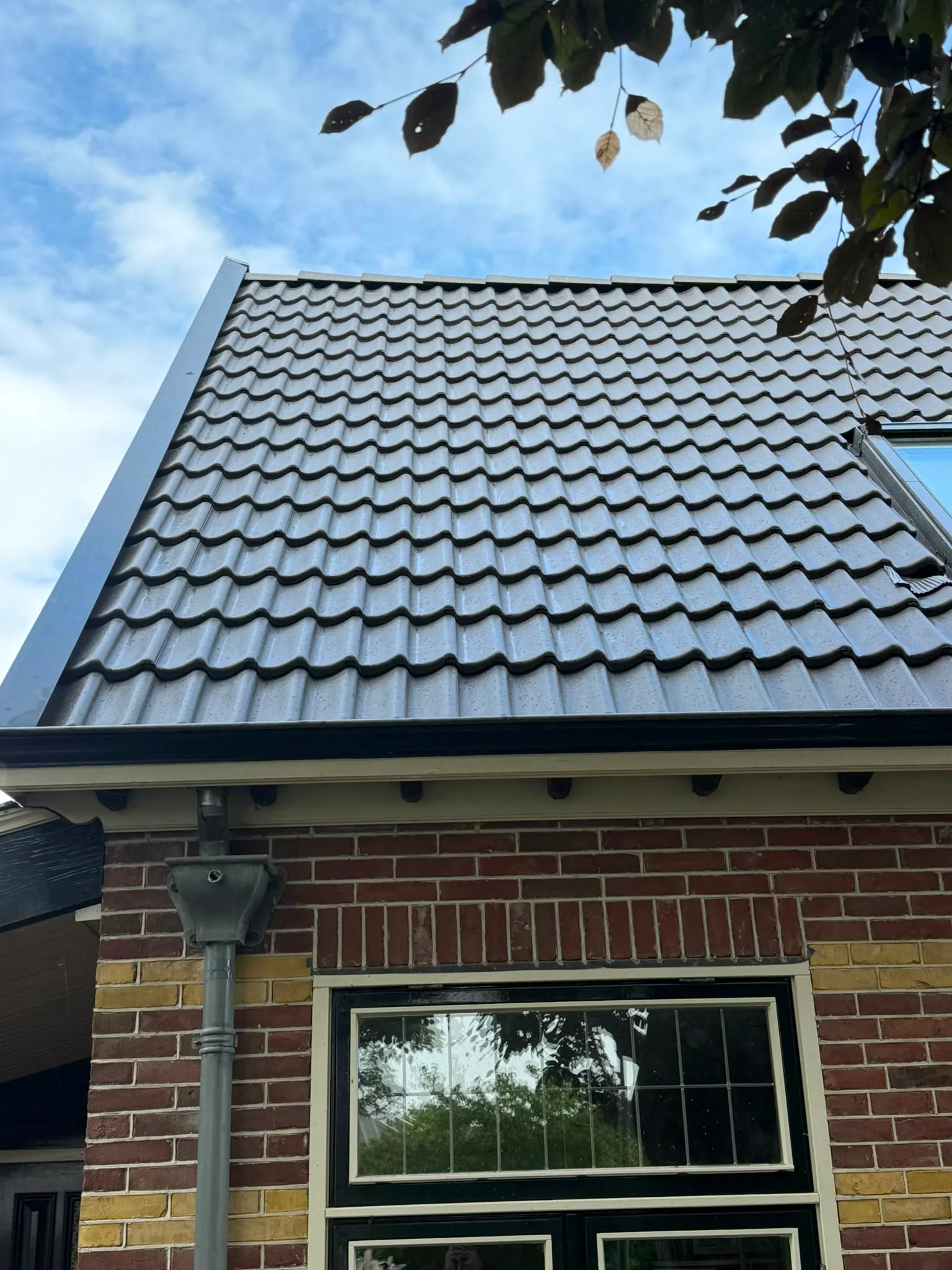Gerenoveerd dak met grijsblauwe dakpannen