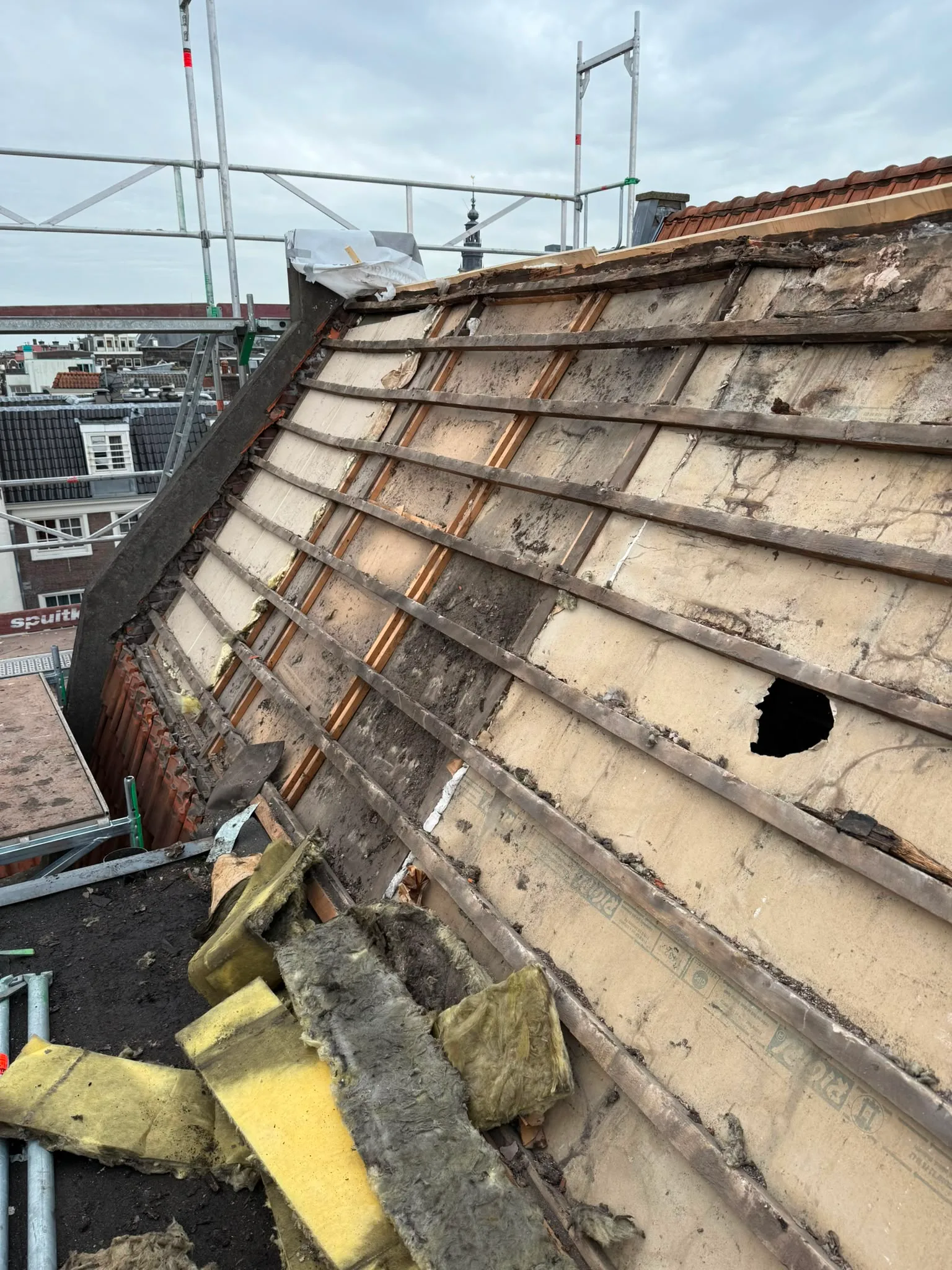 Dak onder renovatie met steigerbouw