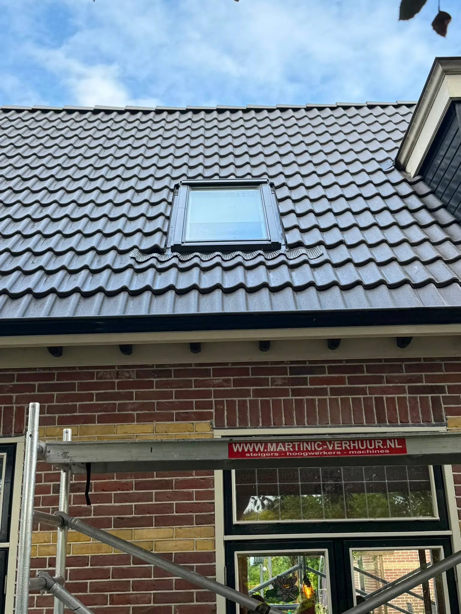 Gerenoveerd dak met dakvensster geïnstalleerd