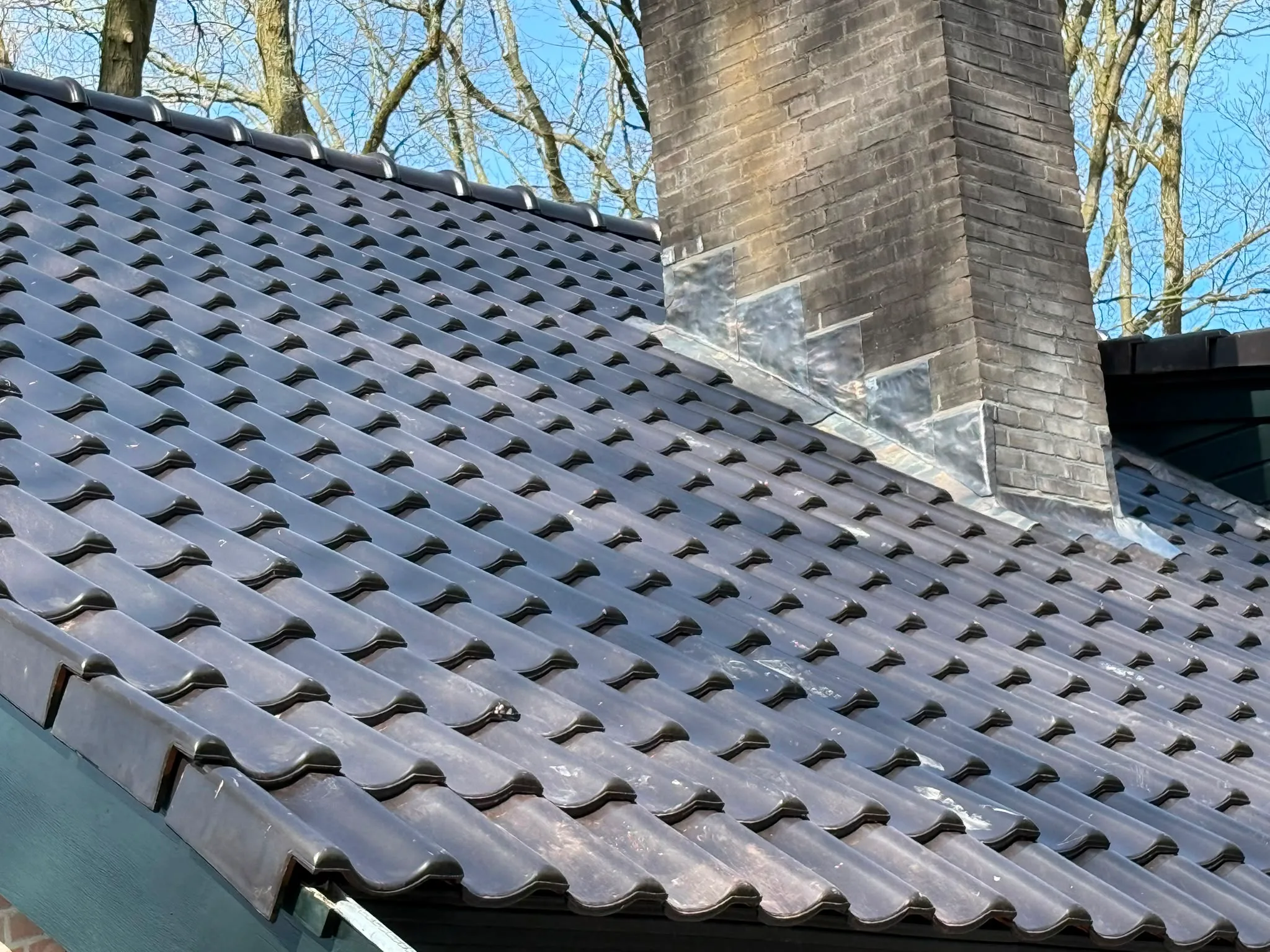 Gerenoveerd dak met grijze dakpannen