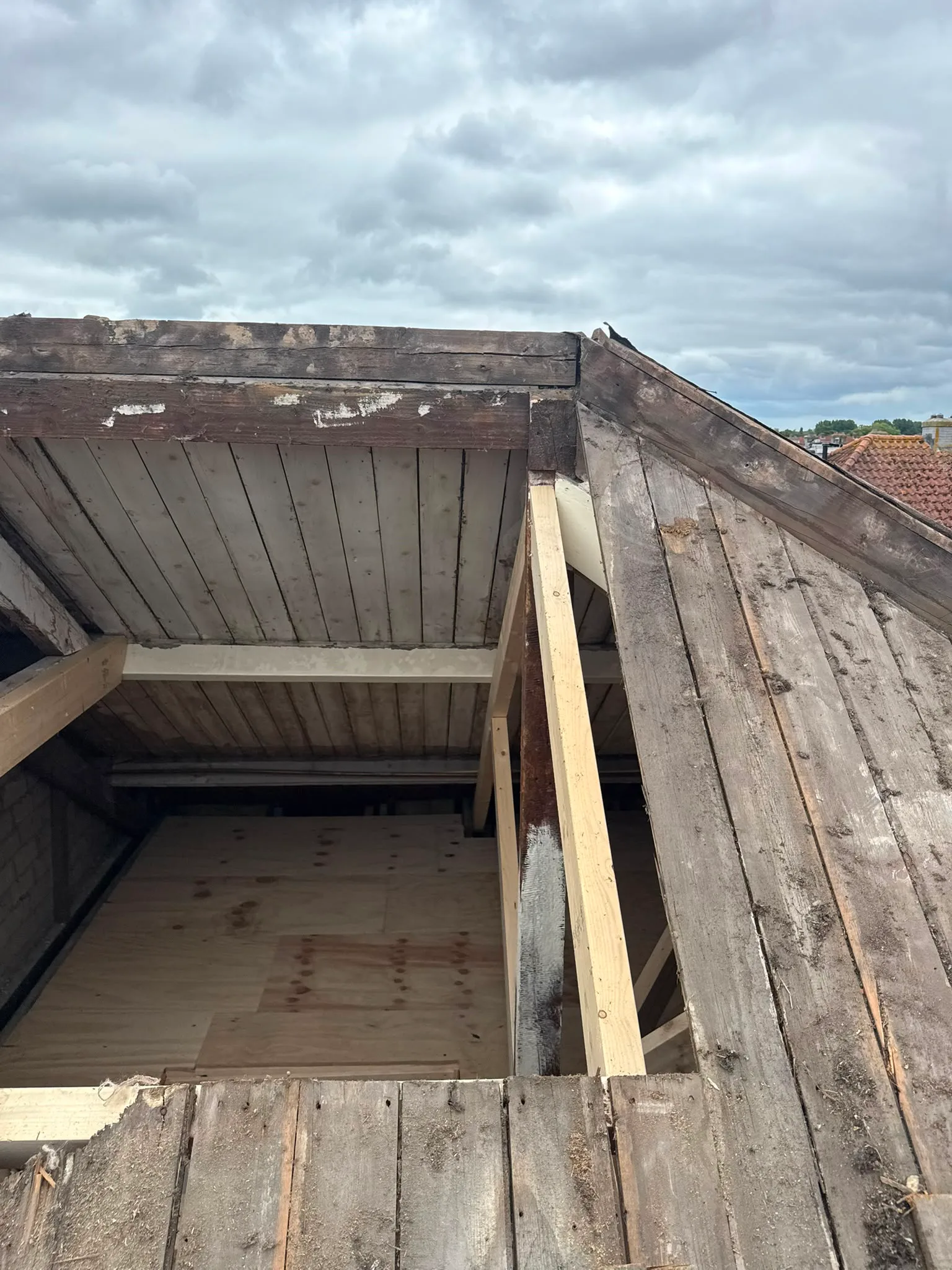 Dakrenovatie in uitvoering met steunbalken