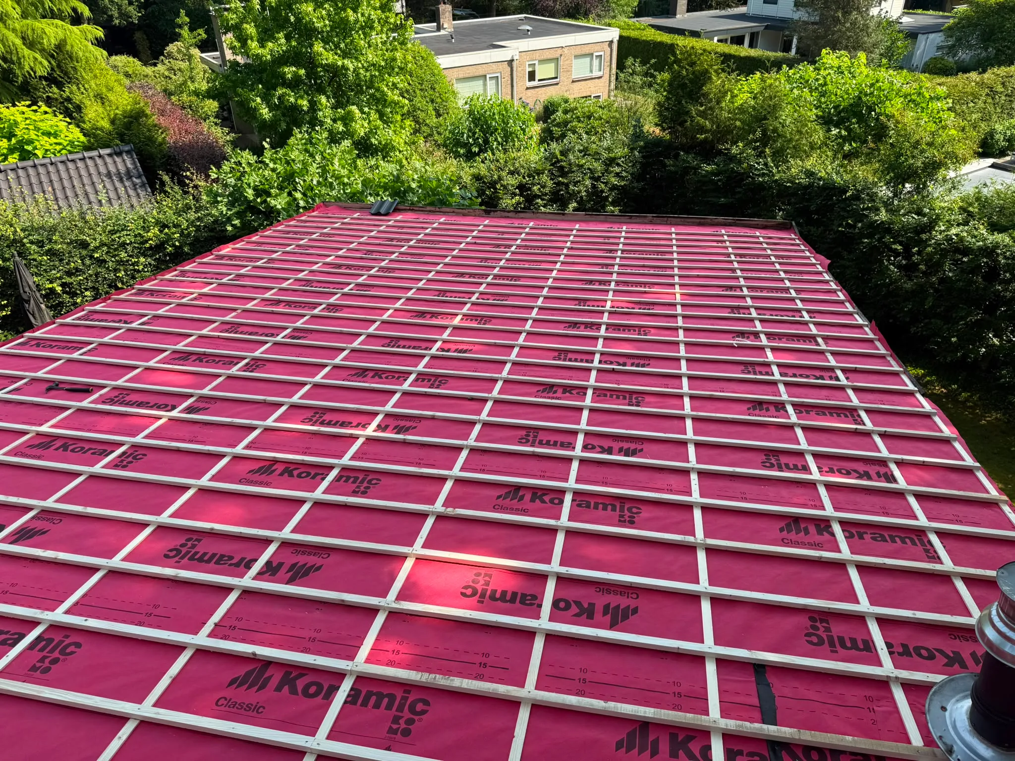Nieuw dak met roze dakpannen