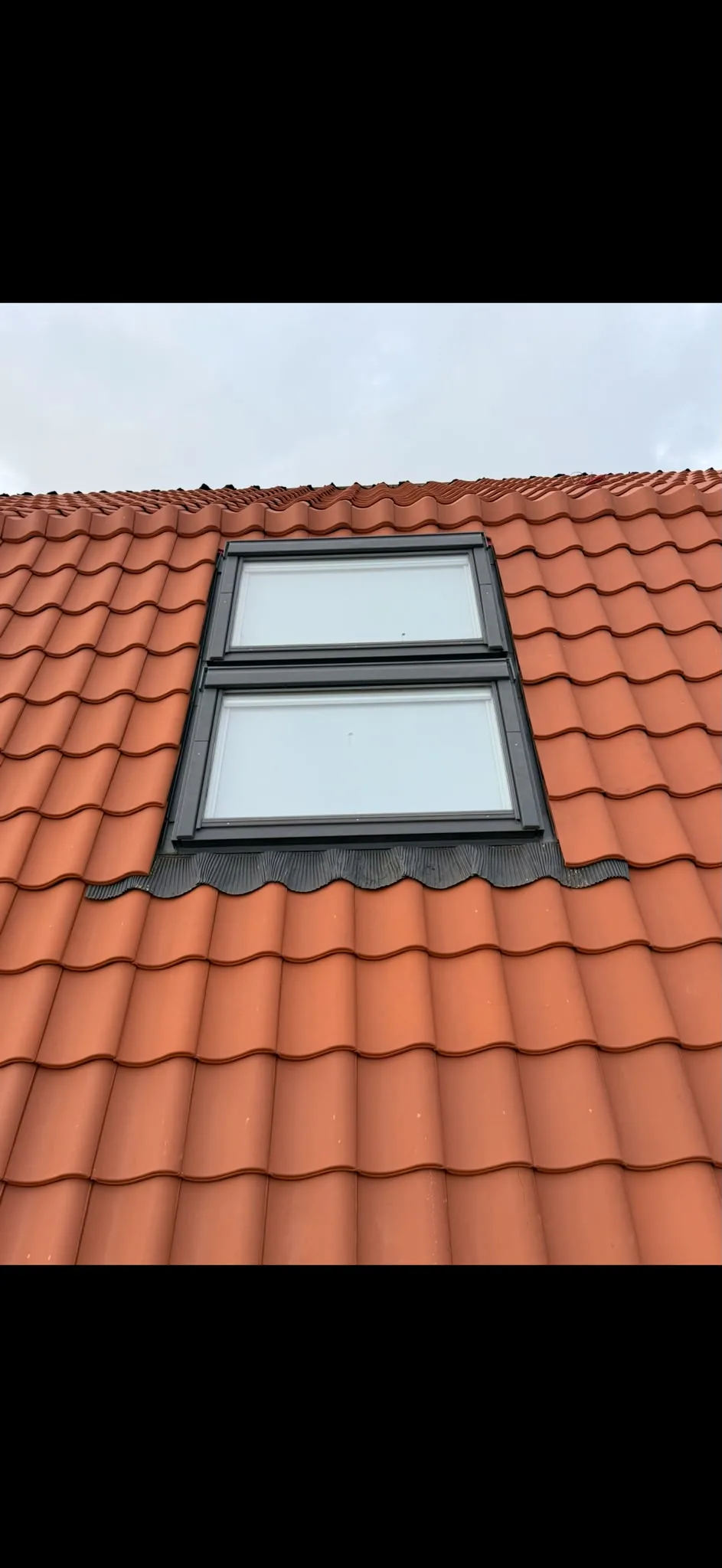 Nieuw dakvenster in terracotta pannendak
