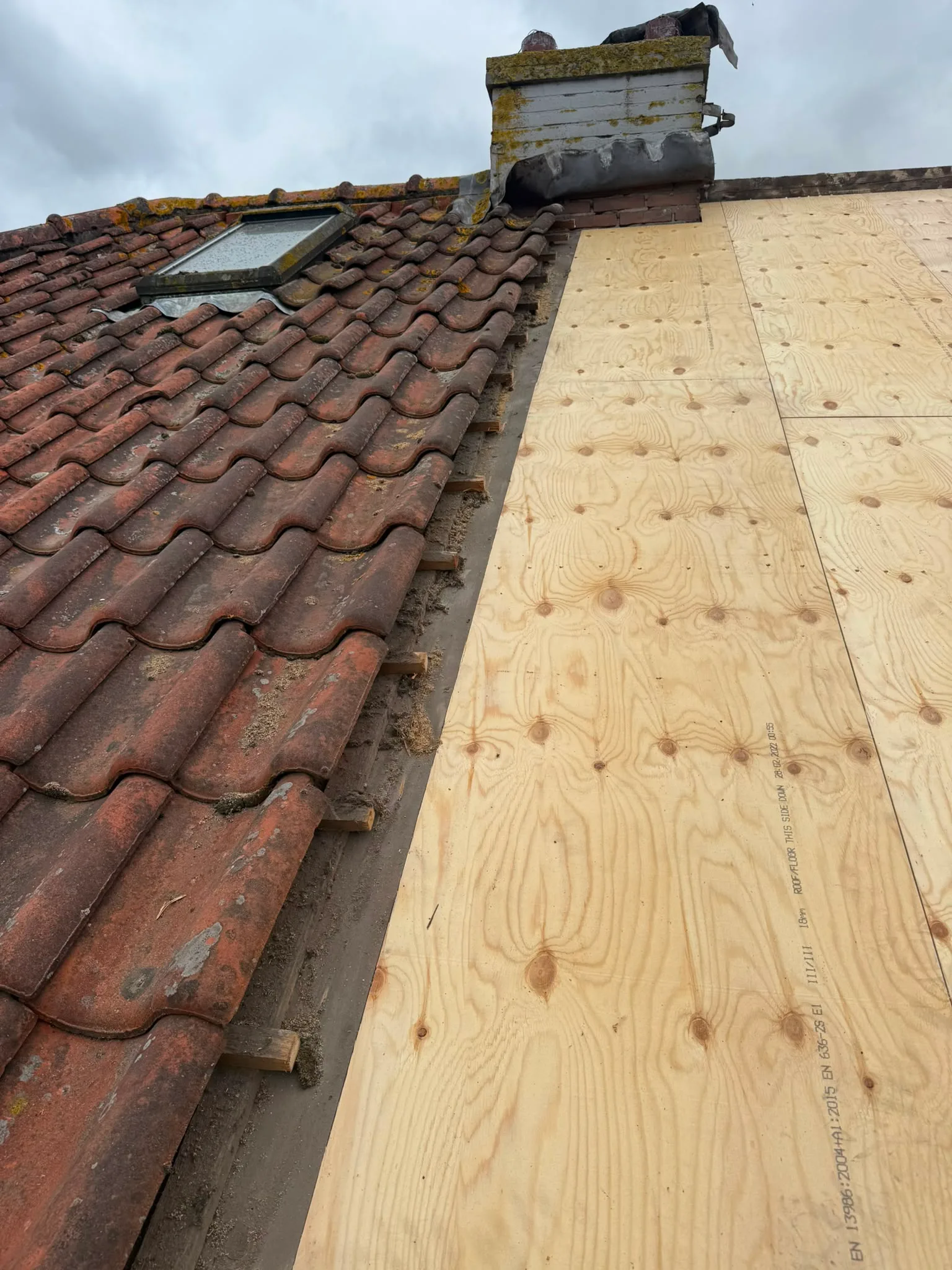 Oude dak vervangen door nieuw houtwerk