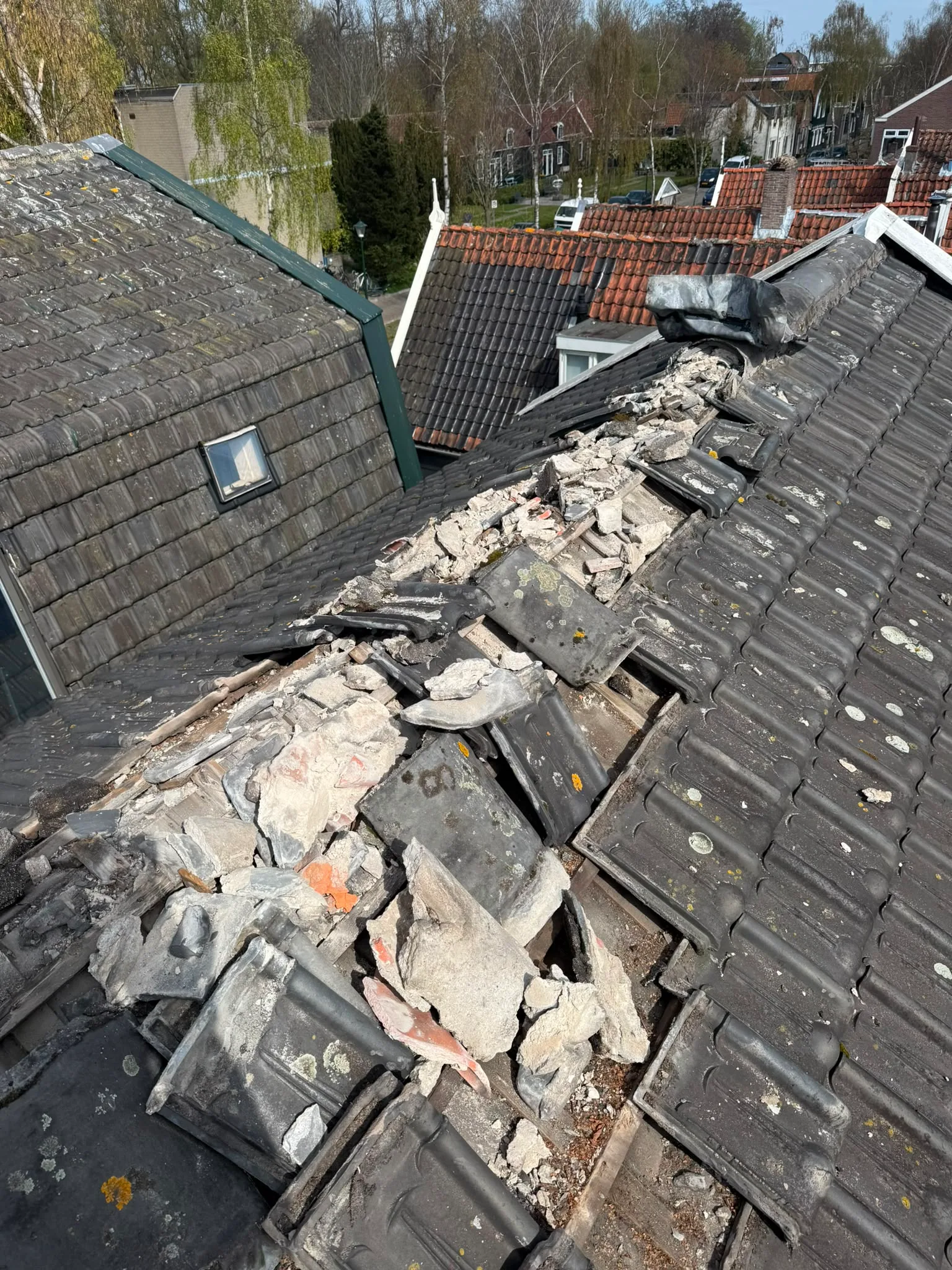 Beschadigde dak onder renovatie