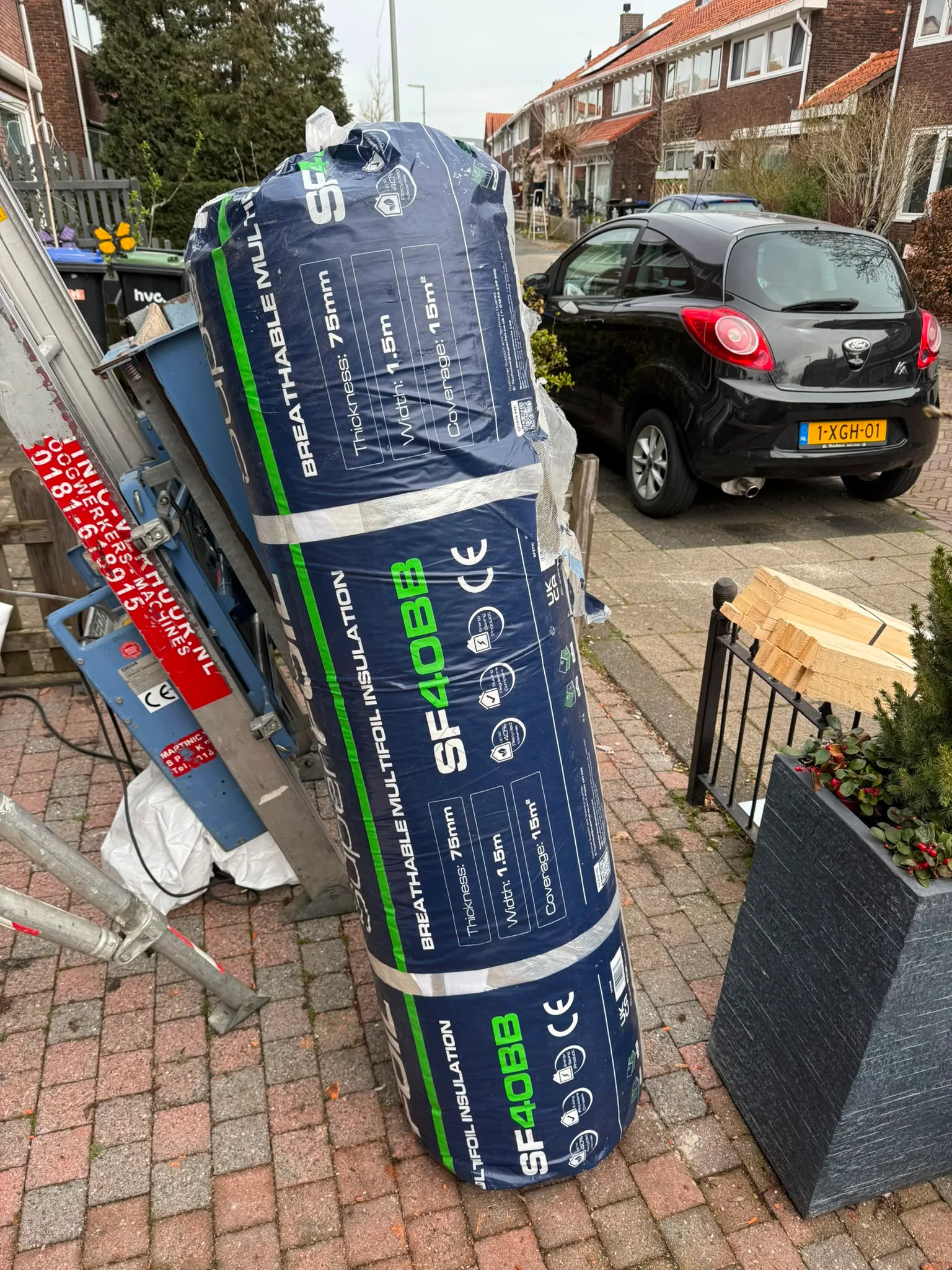 Dakisolatiematerialen gestapeld op werklocatie