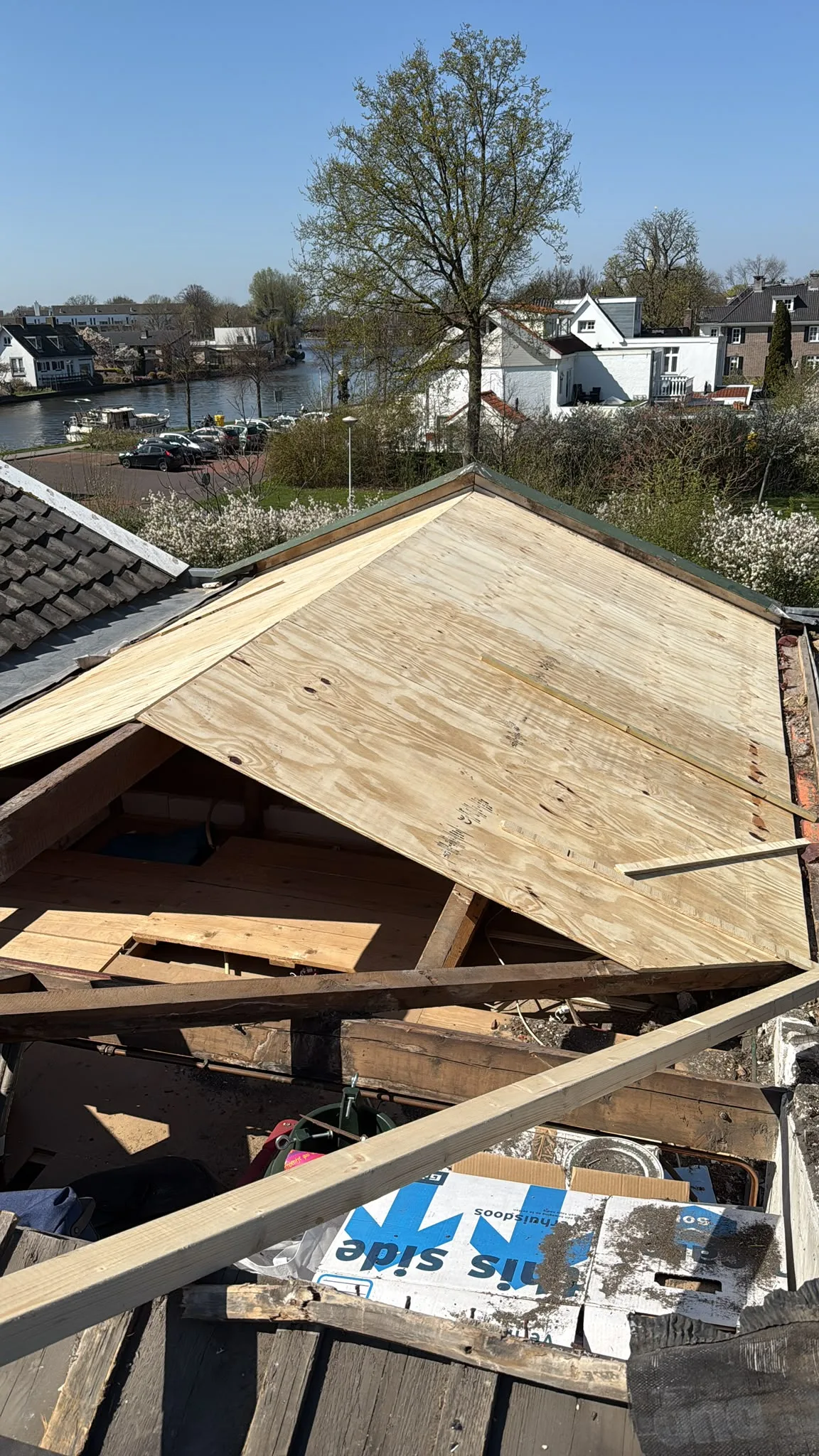 Dakrenovatie met houten frame in voortgang