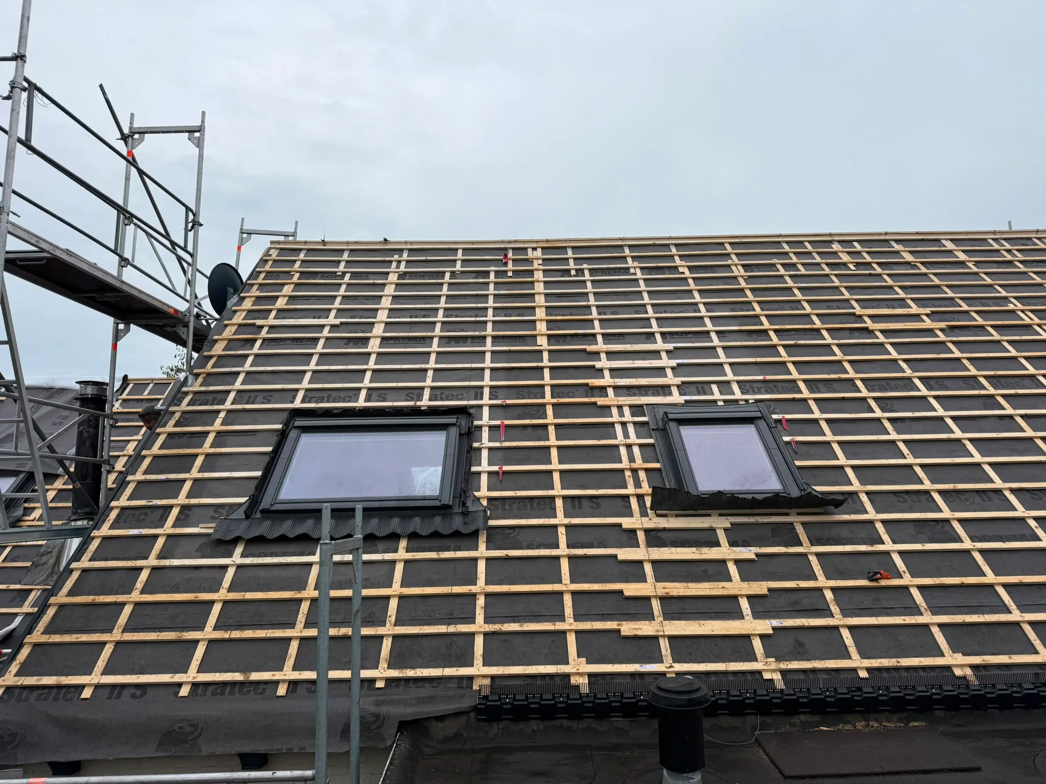 Dakrenovatie met dakvensters in uitvoering