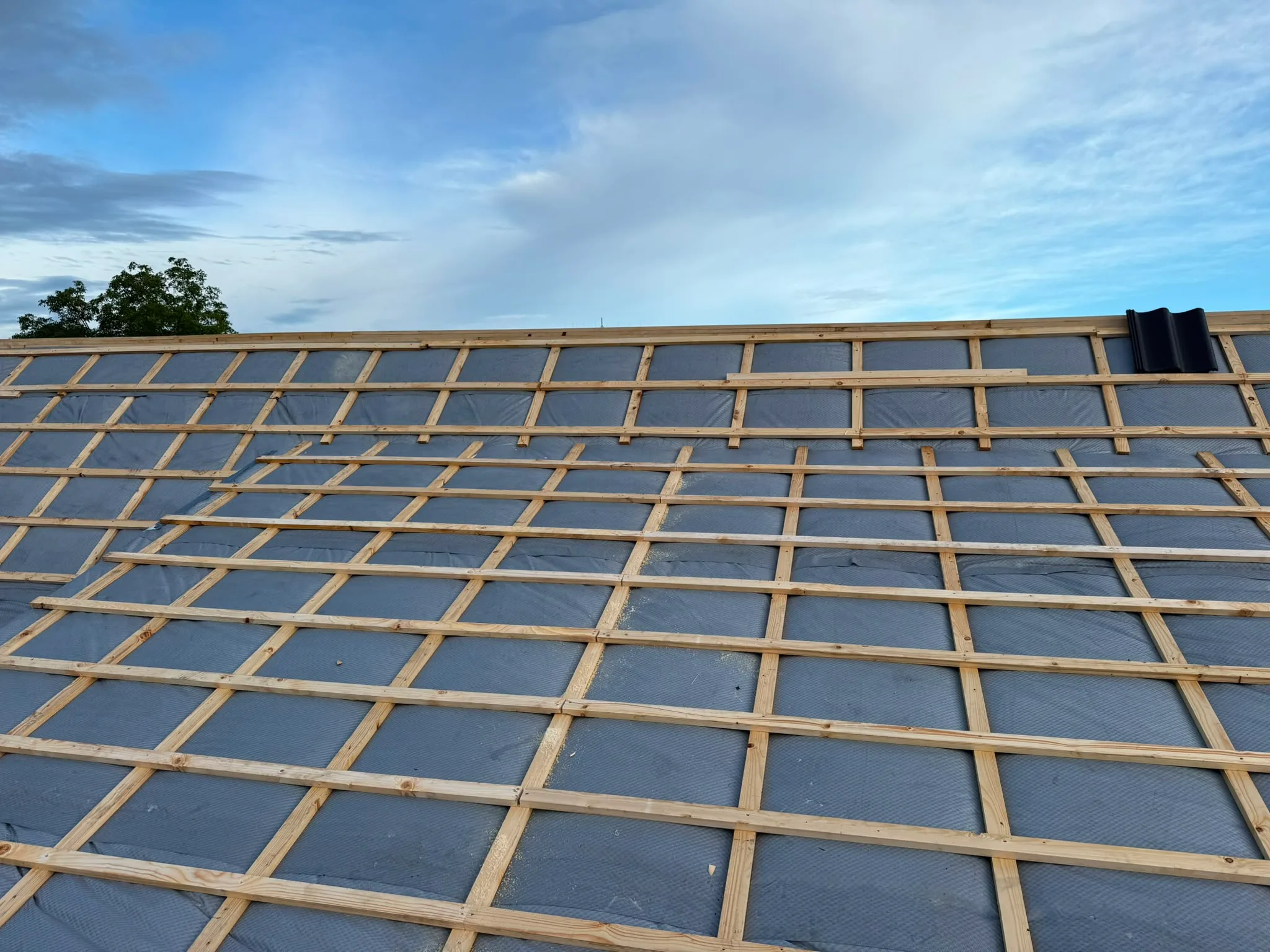 Houten dakspanten in constructie