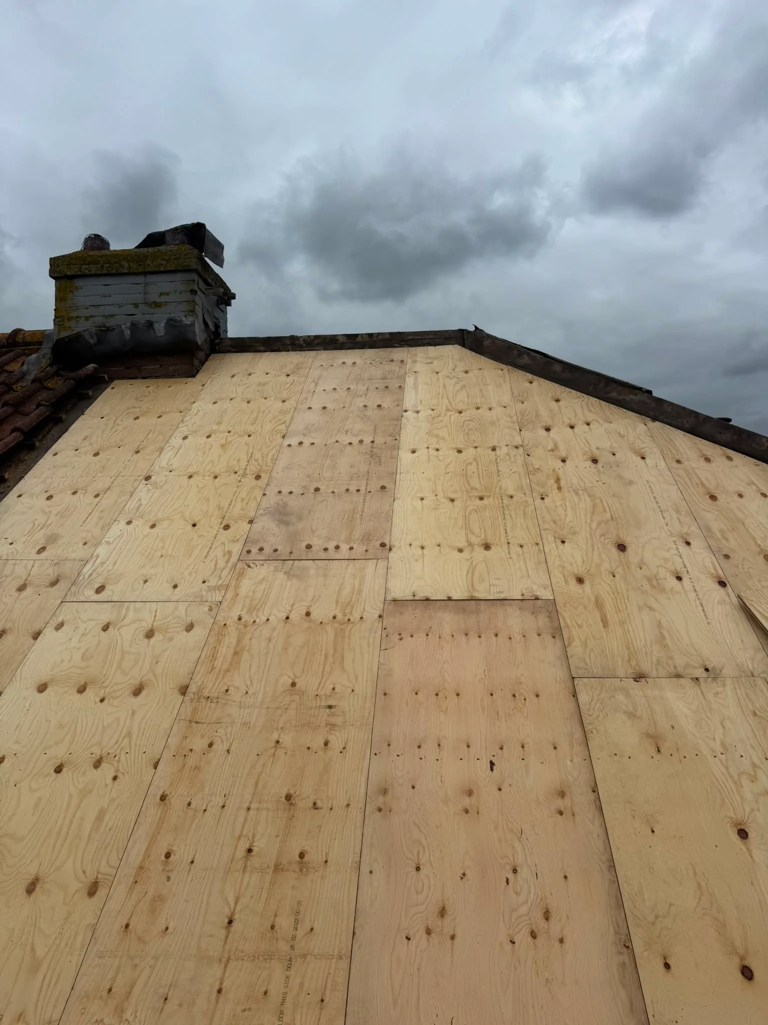 Dakschot vervangen met houten panelen in voorbereiding