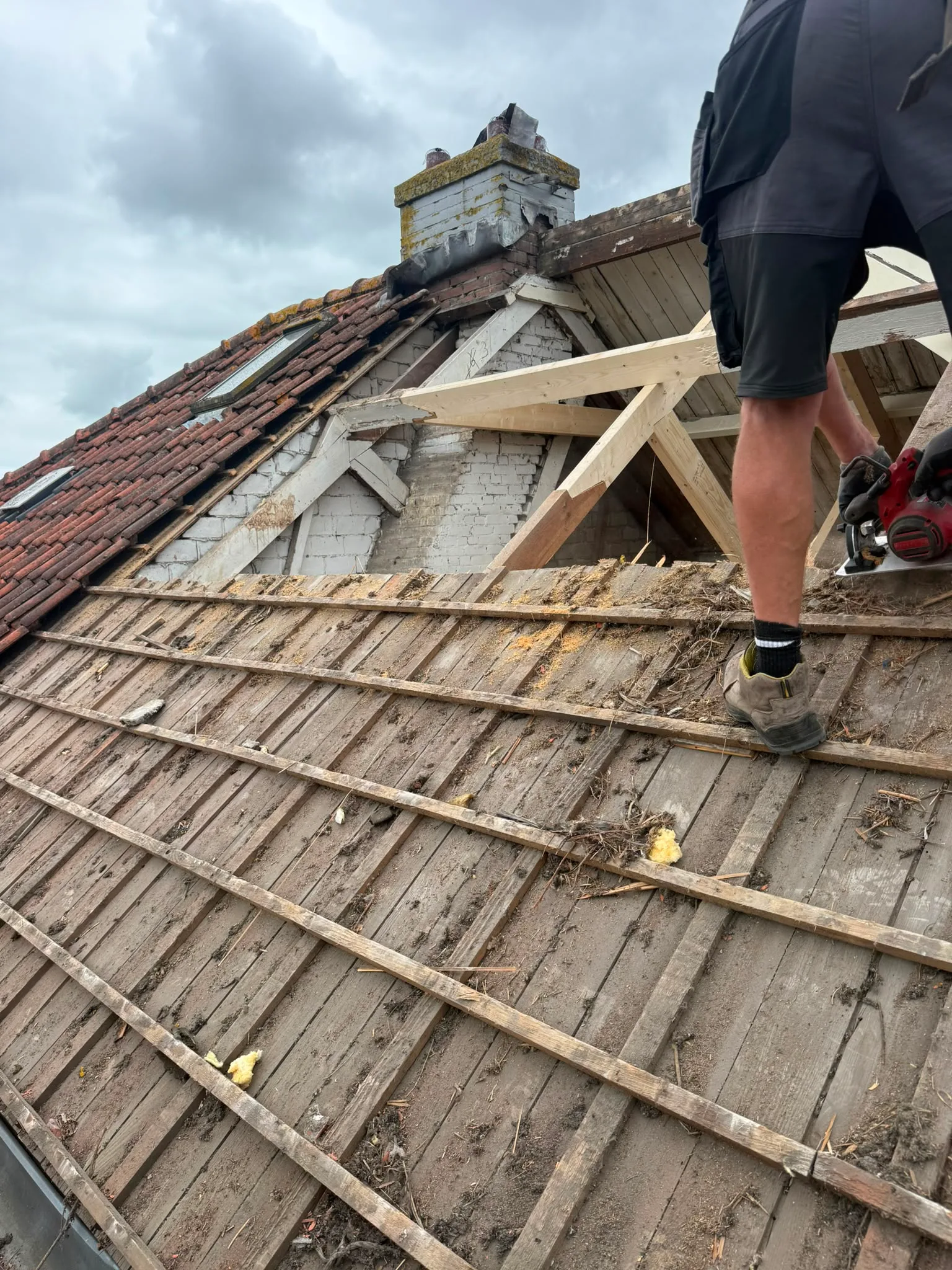 Dakwerkzaamheden op houten dak in uitvoering