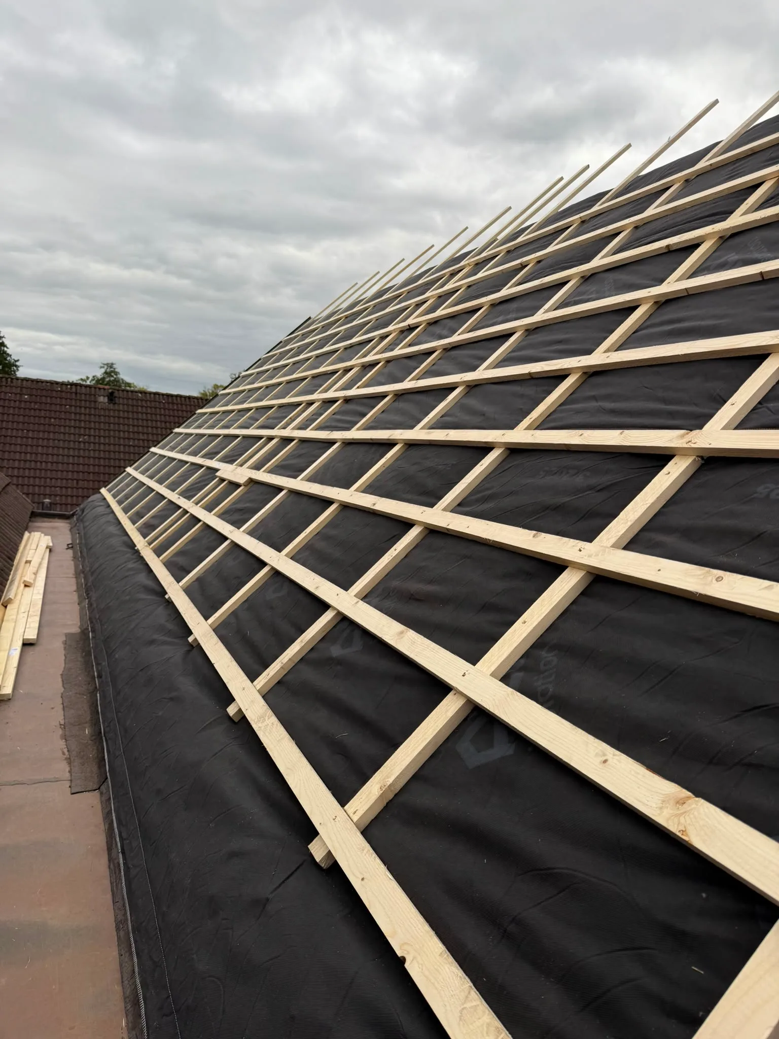 Dakconstructie met houten spanten in aanbouw