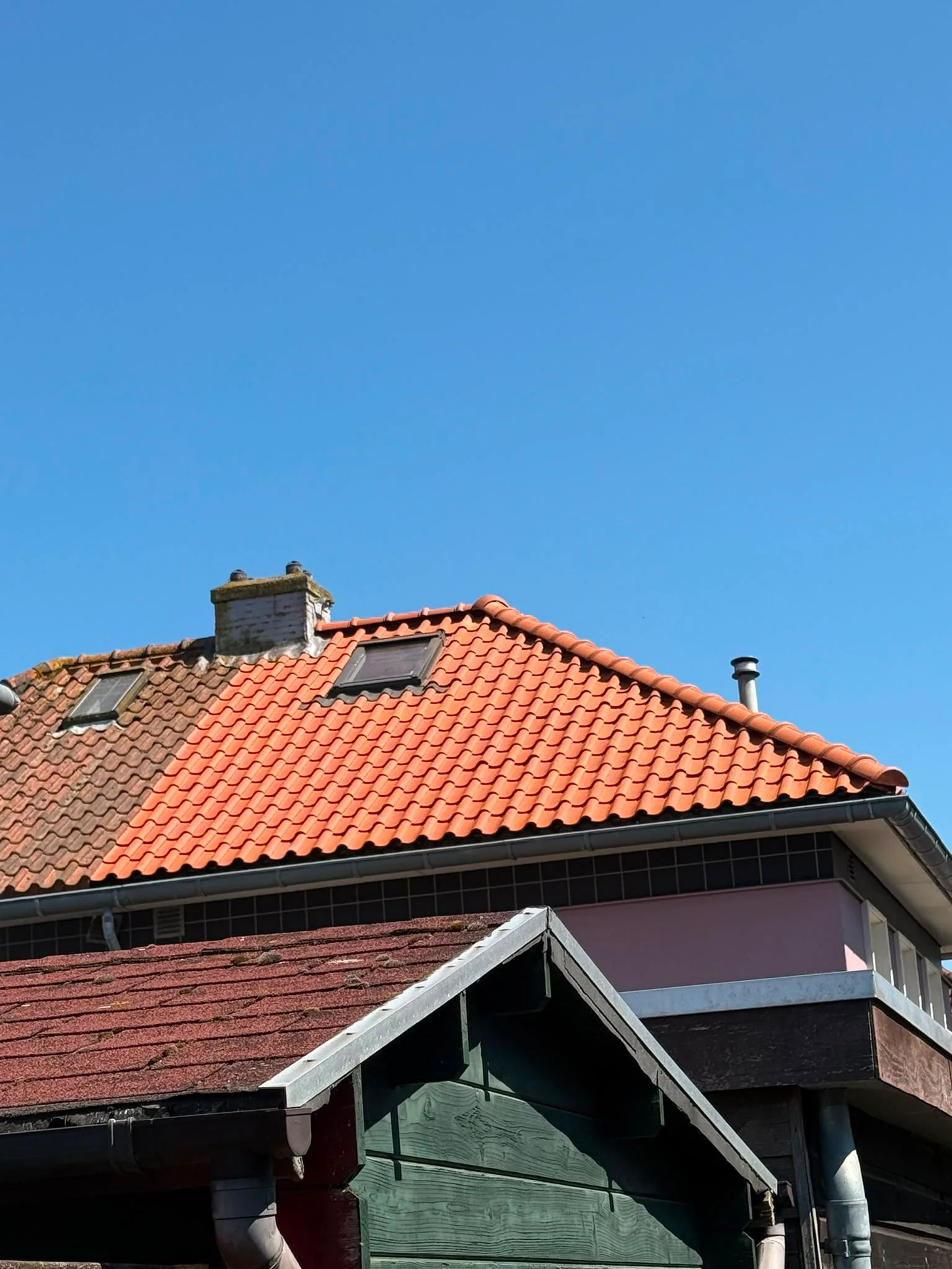 Gerenoveerd dak met rode dakpannen
