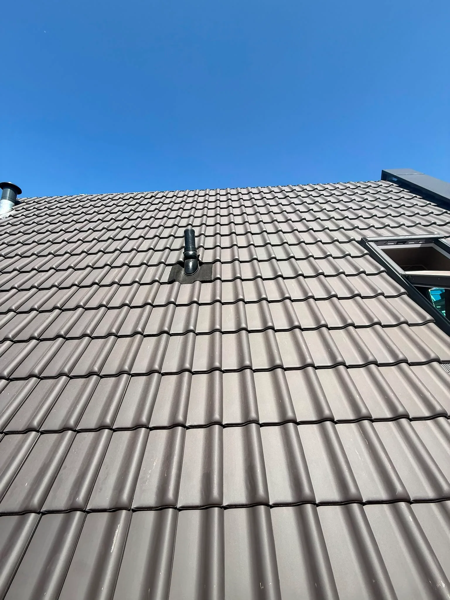 Nieuw gerenoveerd metalen daktop