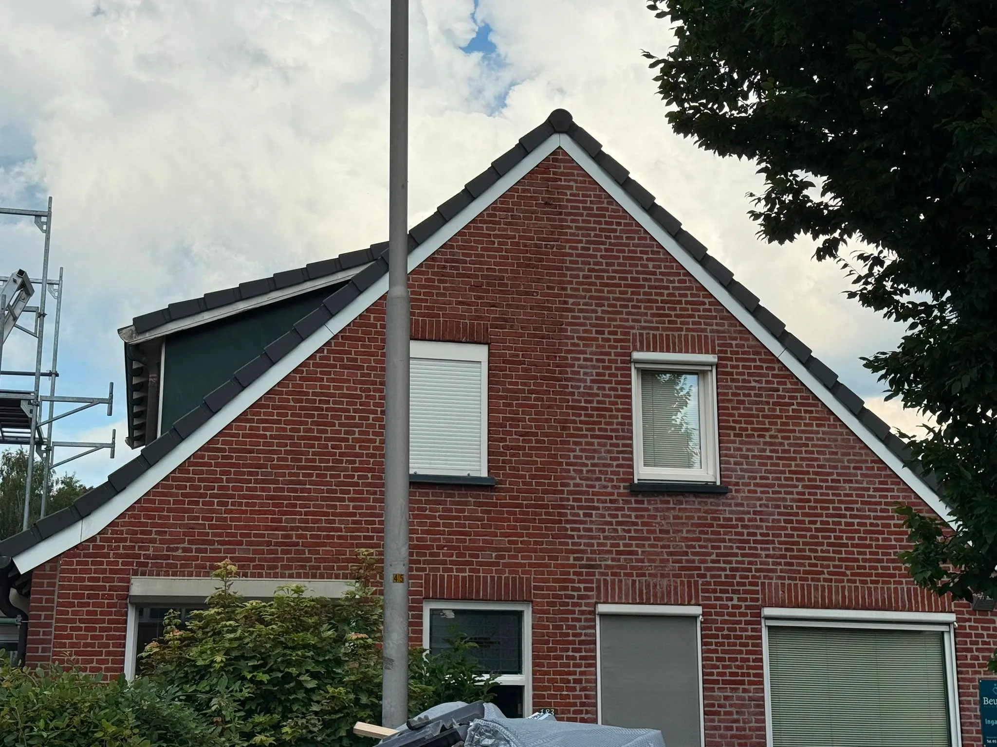 Bakstenen woning met nieuw zwart dak