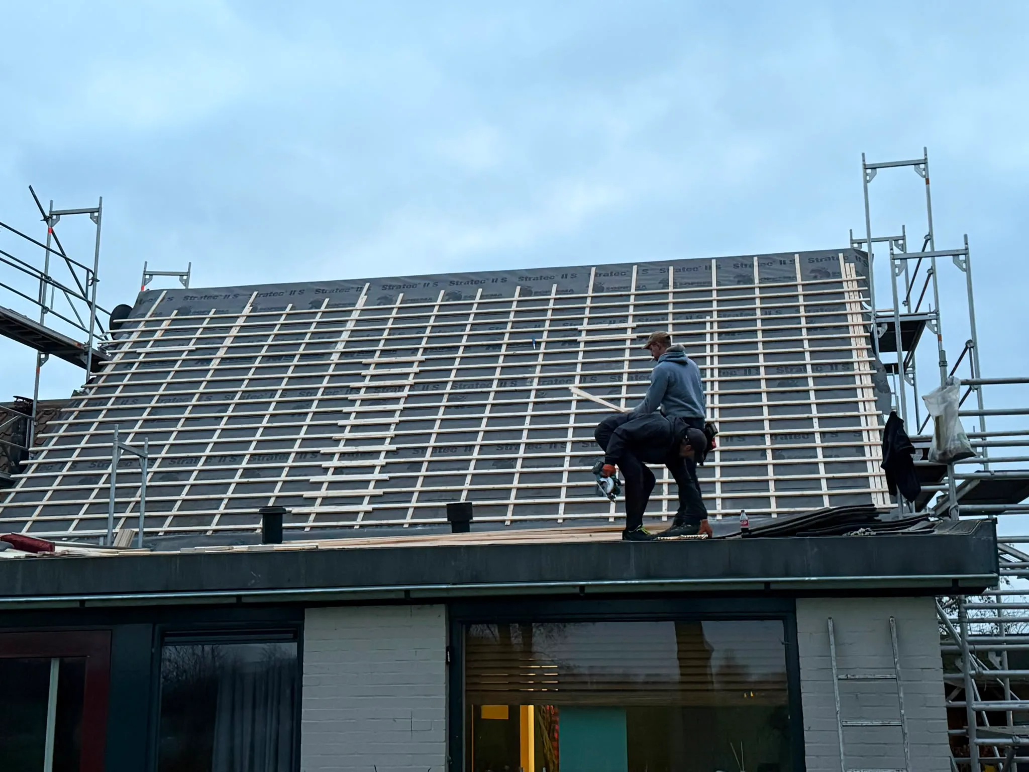 Dakrenovatie met houten spanten in aanbouw