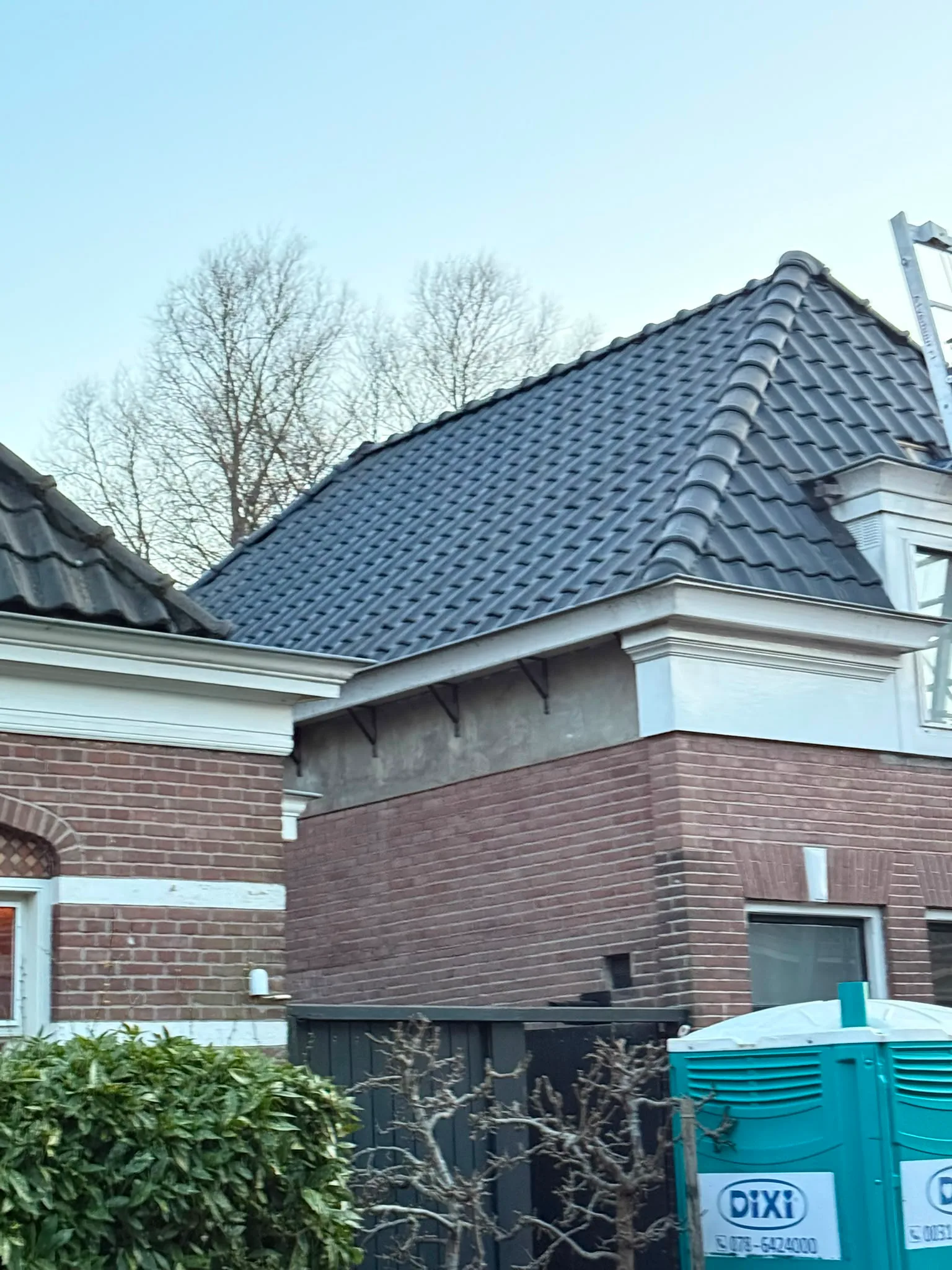 Gerenoveerd dak met donkere dakpannen