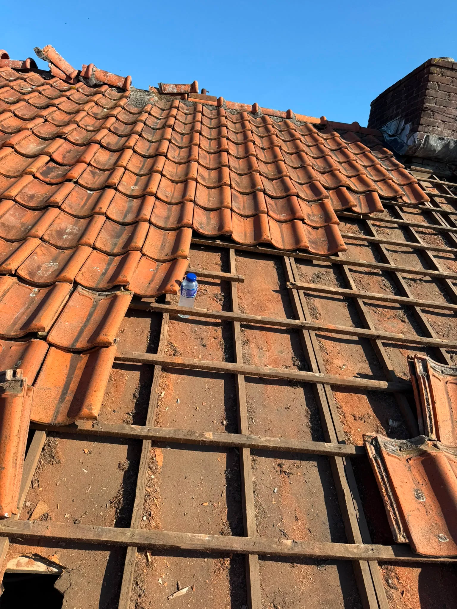 Dak in renovatie met constructie zichtbaar