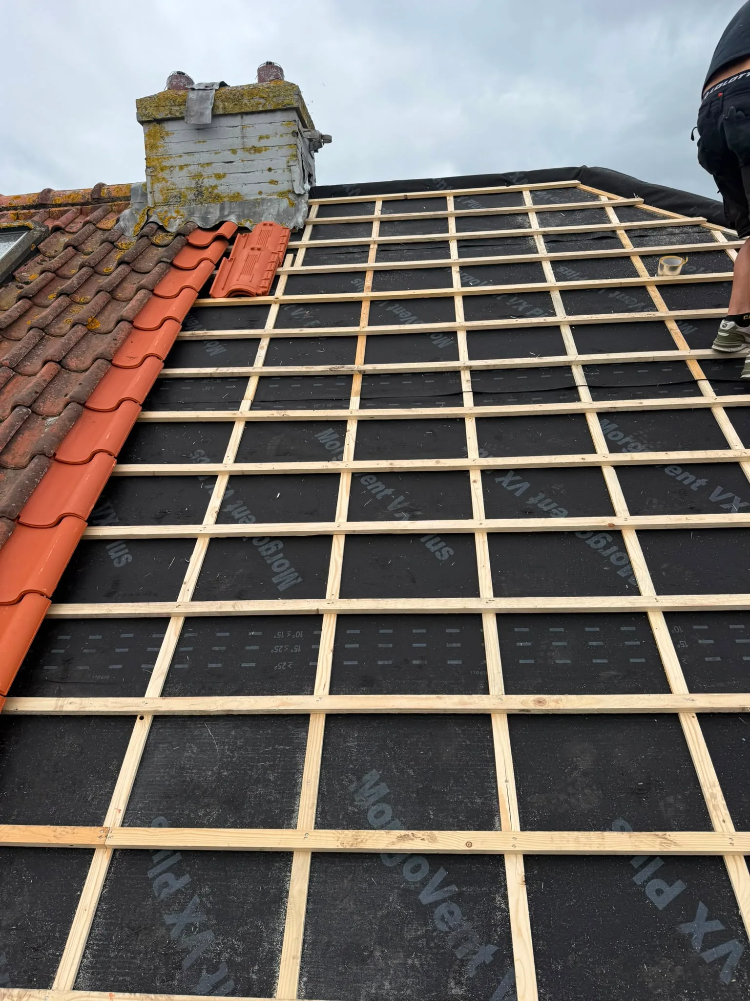 Dakrenovatie met houten raamwerk en beschermingslaag