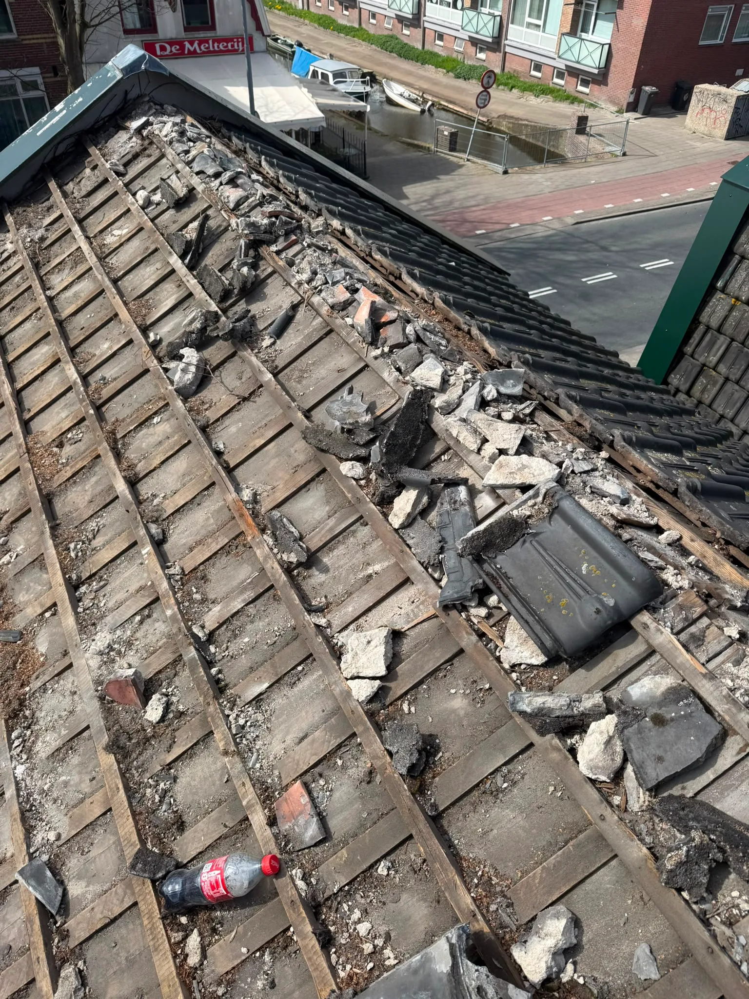 Dakrenovatie met verwijderde dakpannen