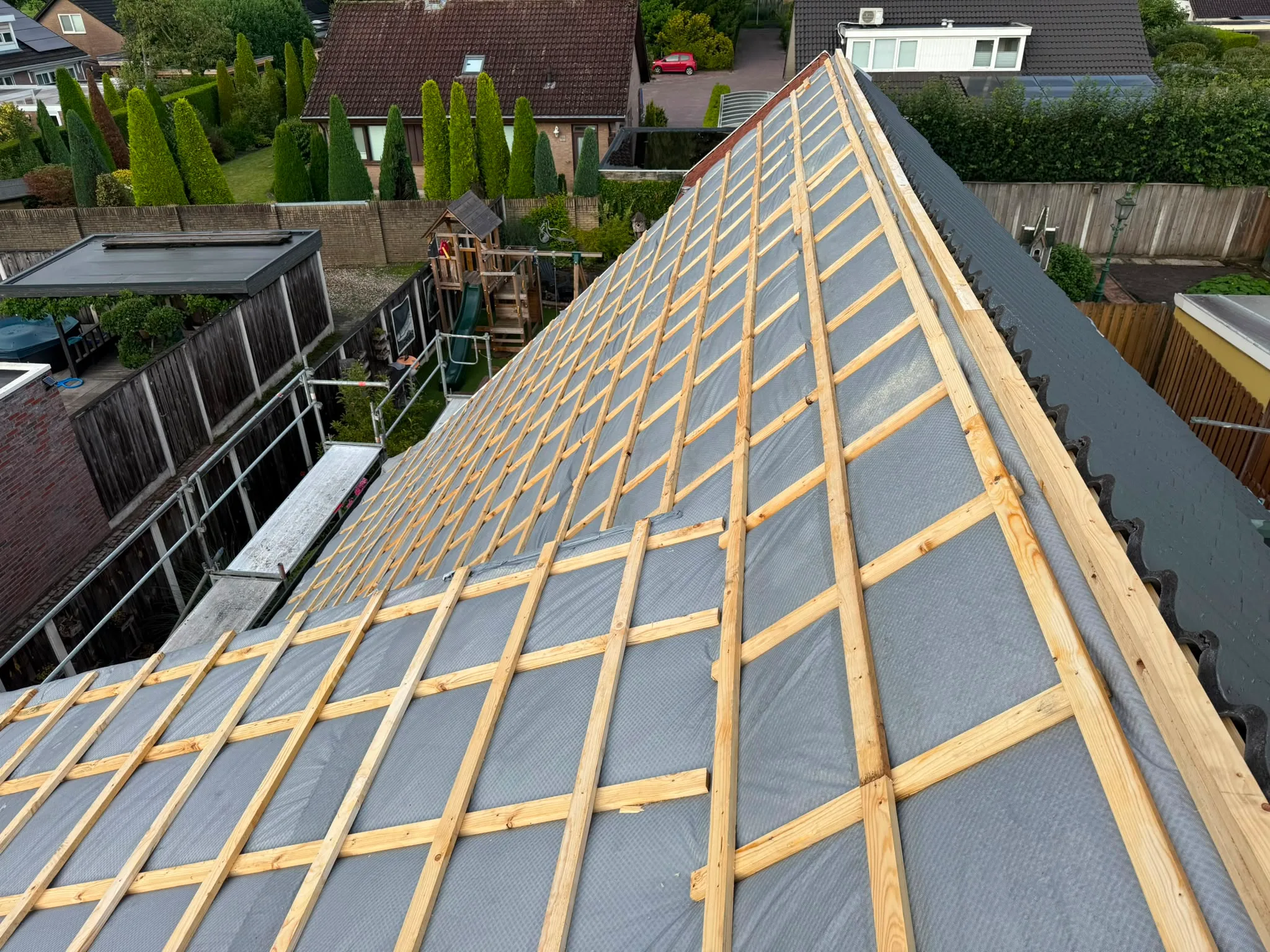 Dak in renovatie met houten framewerk