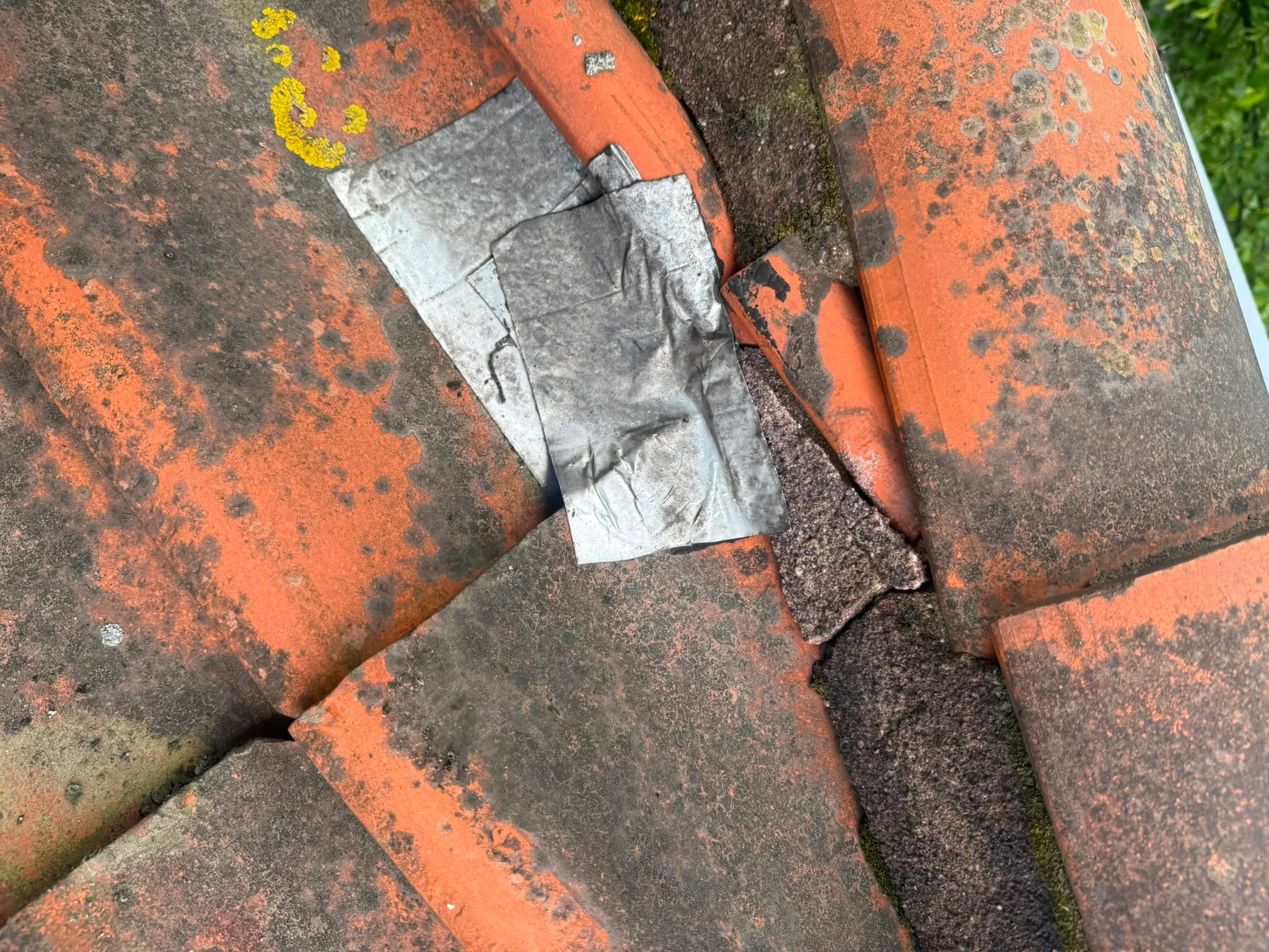 Inspectie oude versleten dakpannen