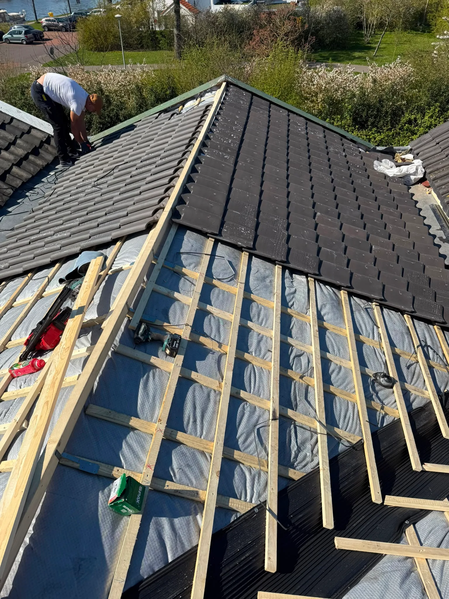 Dakrenovatie met zwarte bitumineuze shingles