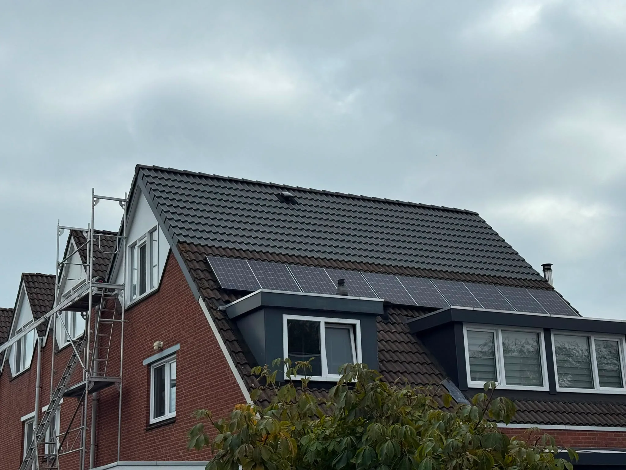 Vernieuwd dak met zonnepanelen