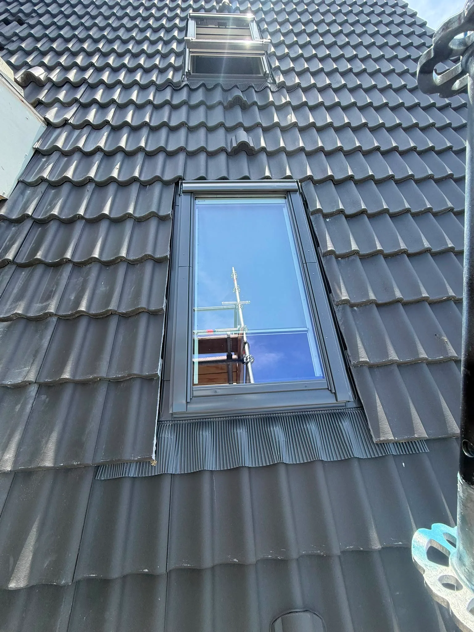 Gerenoveerd hellend dak met moderne dakramen