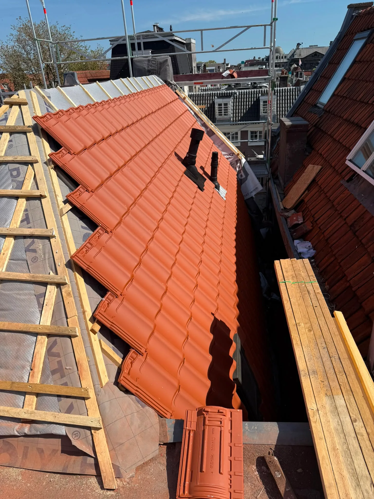 Dakrenovatie met rode dakpannen voltooid