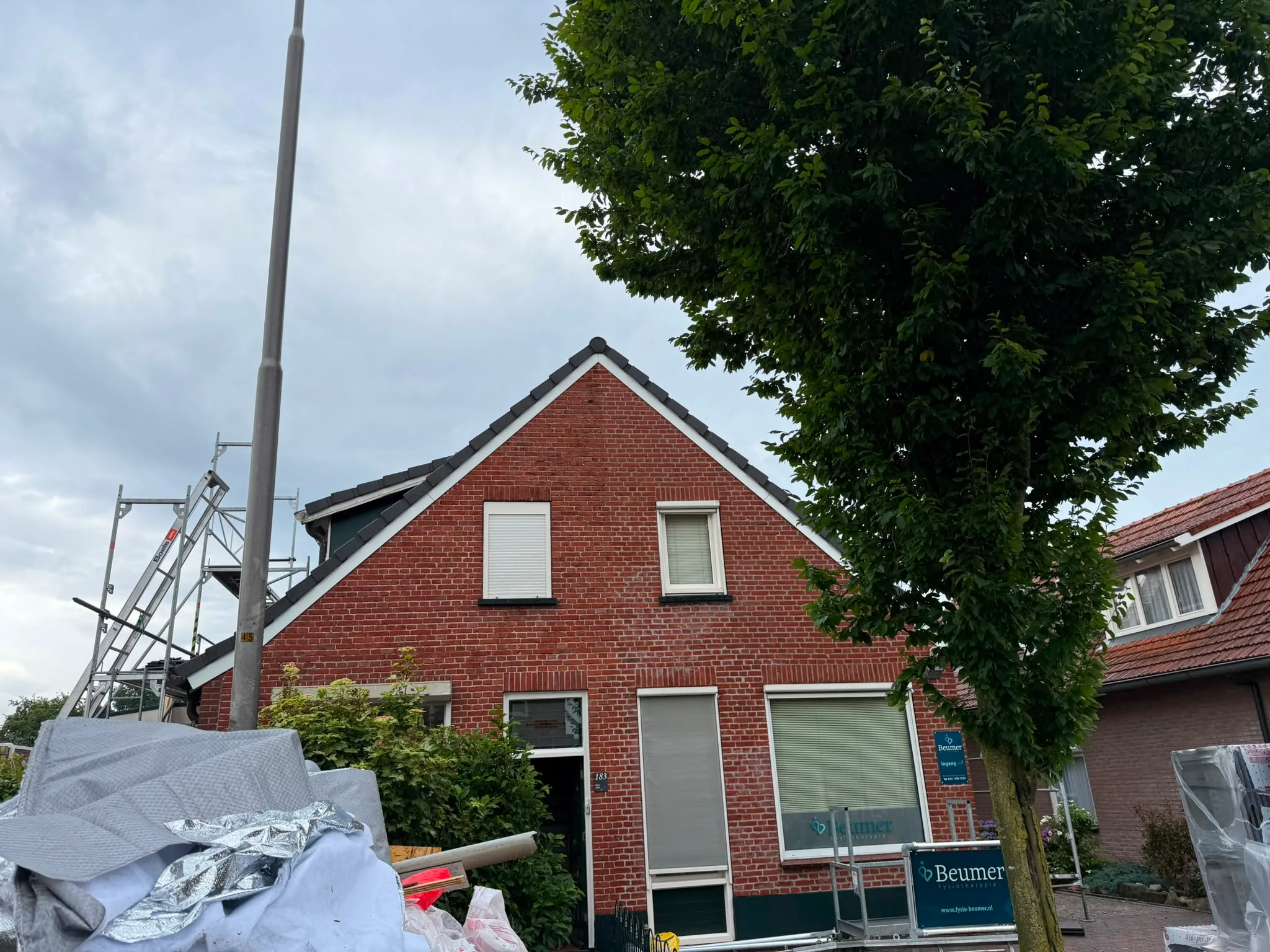 Gerenoveerd bakstenen woning met nieuw dak