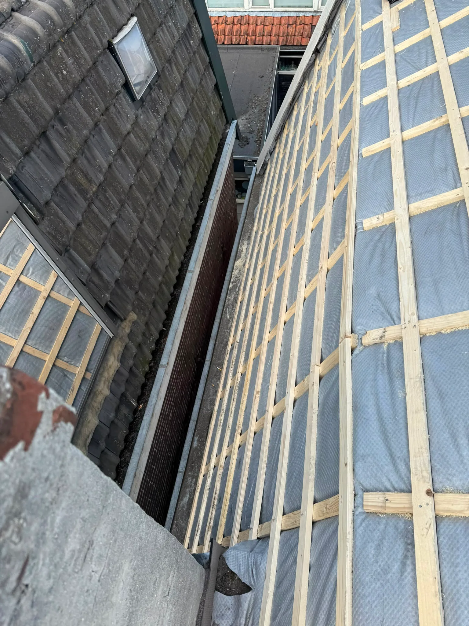 Dakrenovatie met houten raamwerk en membraan