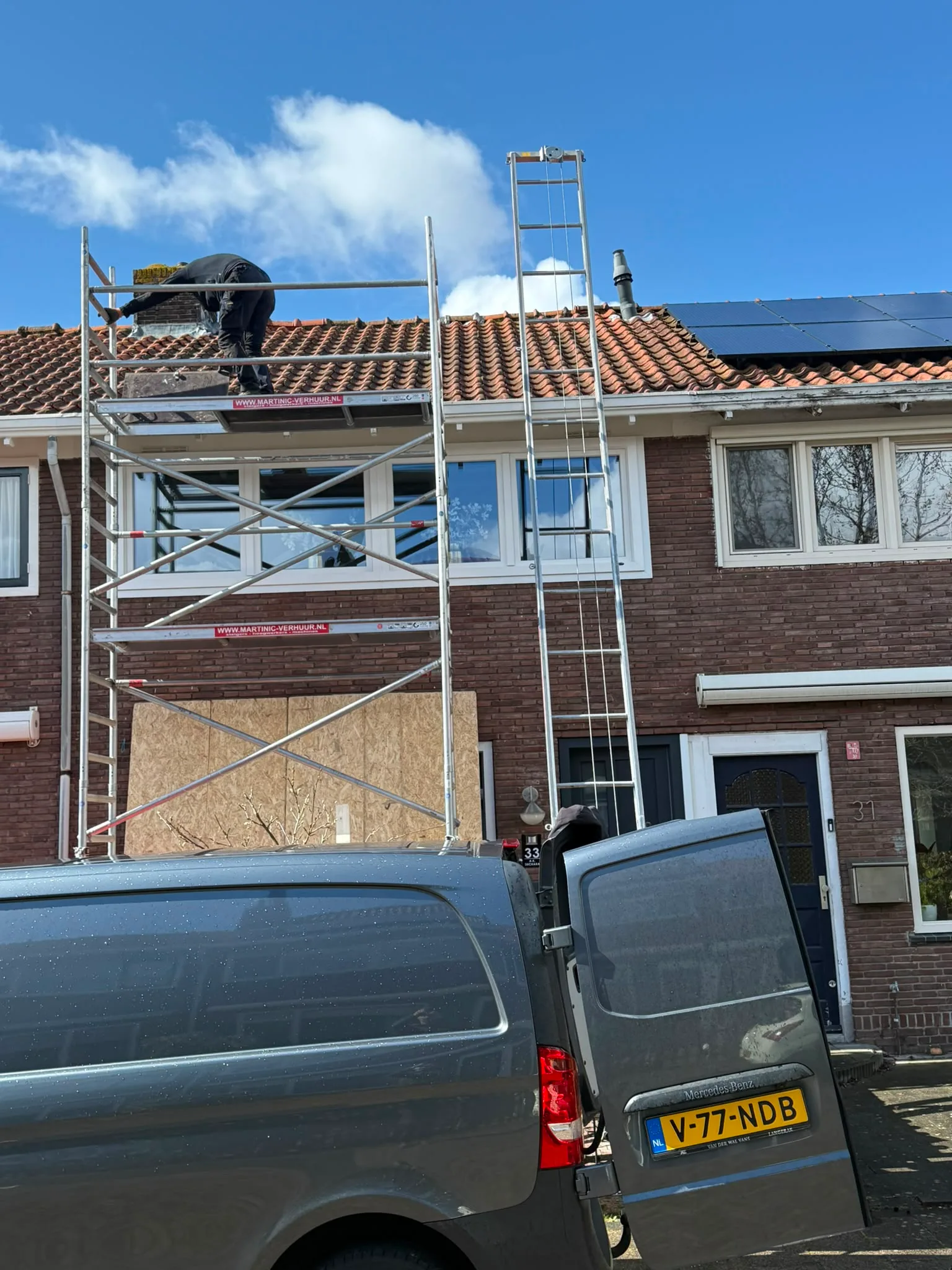 Dakrenovatie in volle uitvoering op woning