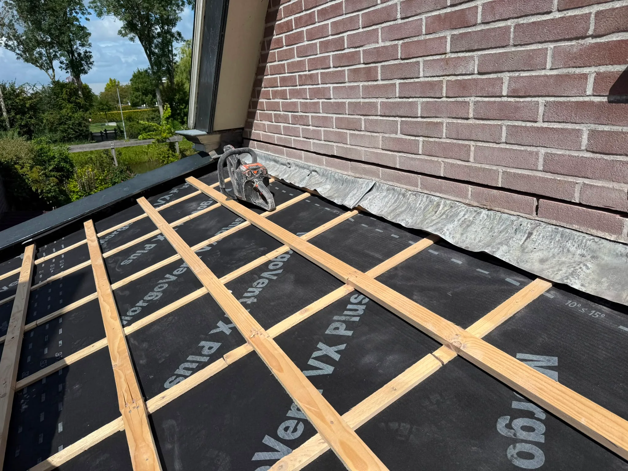 Dakrenovatie met houten spanten en dakbedekking