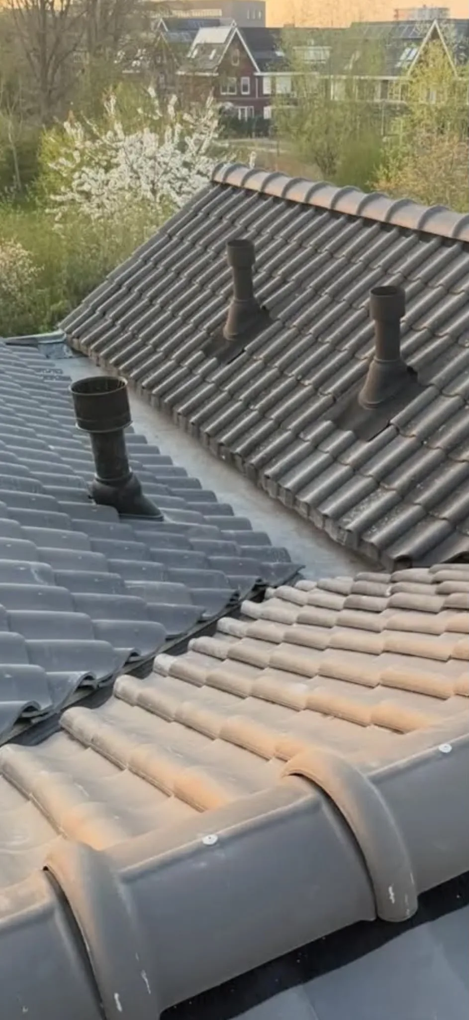 Gerenoveerd dak met nieuwe dakpannen